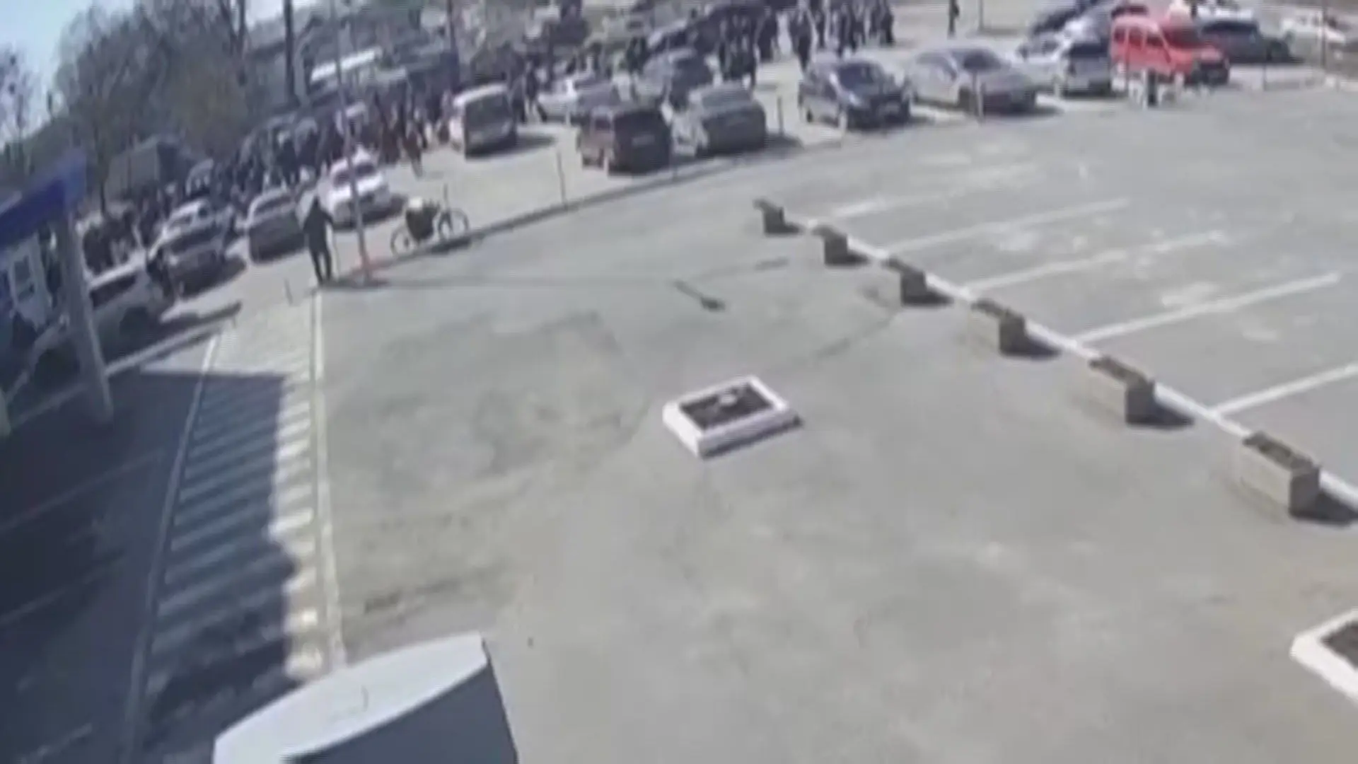 O momento em que os russos bombardeiam uma fila de pessoas à espera de ajuda num centro médico em Kharkiv 