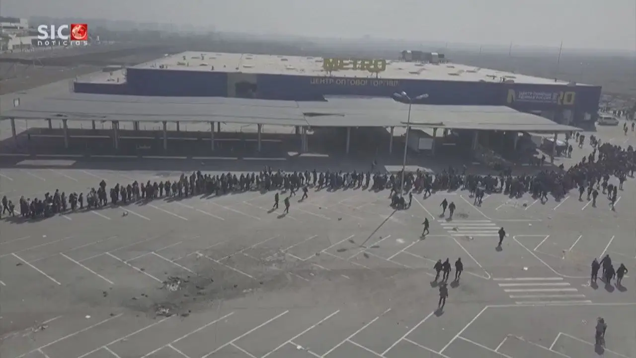Milhares de moradores de Mariupol à espera de água e comida distribuída pelo exército russo
