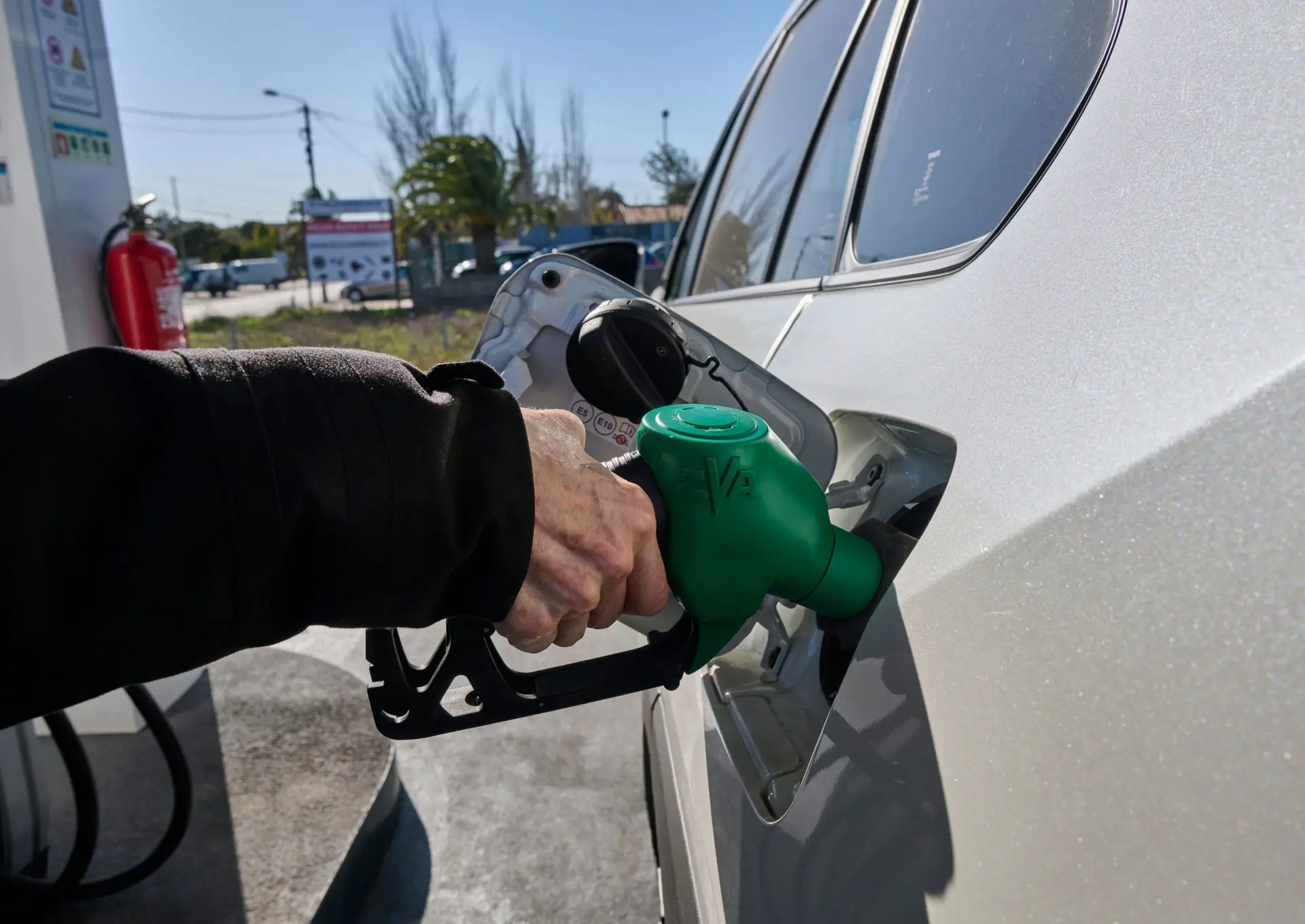 Muitos condutores aproveitam para atestar antes da subida do preço dos combustíveis 