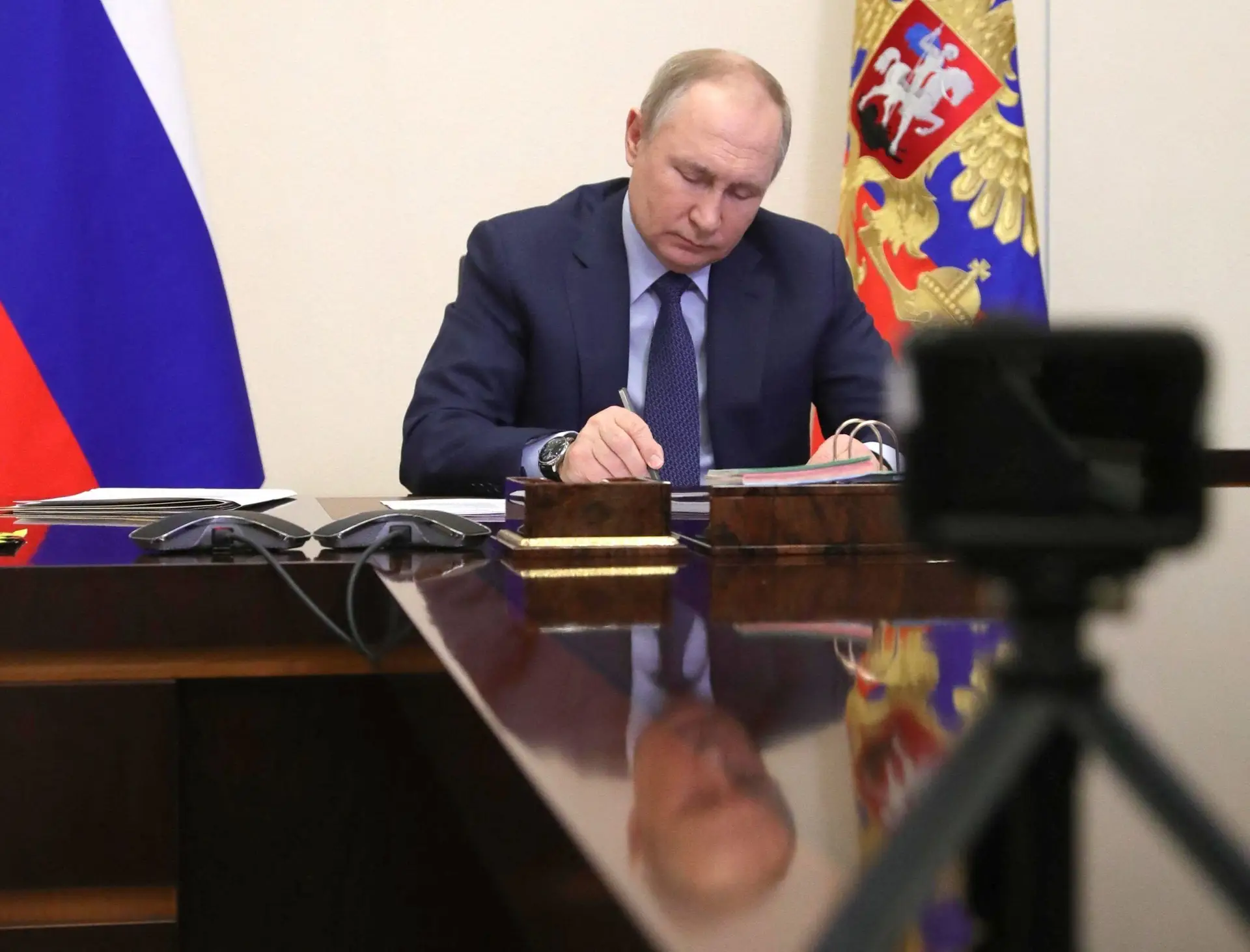 Vladimir Putin elogia coragem das tropas russas na Ucrânia