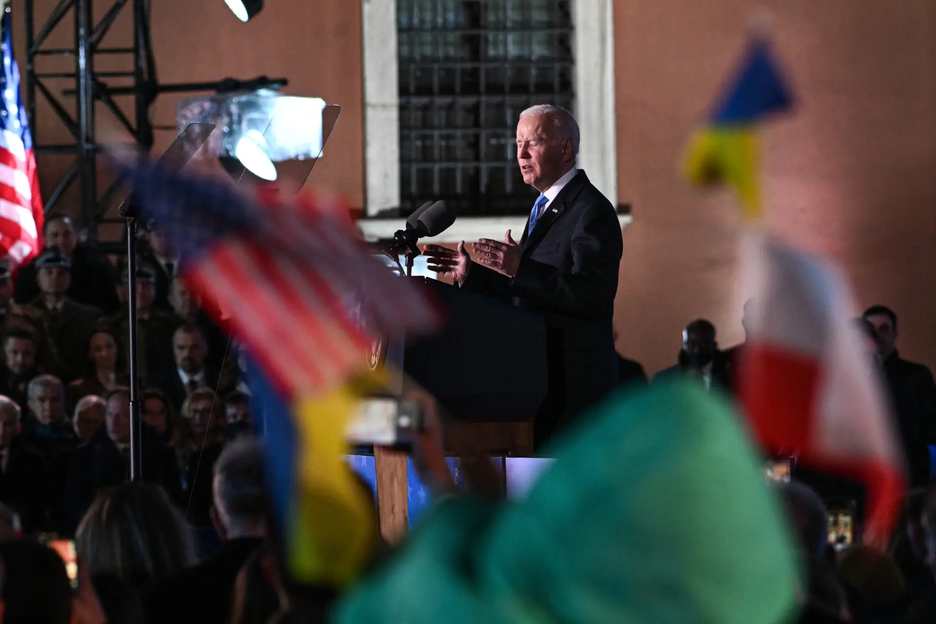 Guerra na Ucrânia: negociações de paz retomam segunda-feira e Biden endurece discurso contra “carniceiro” Putin