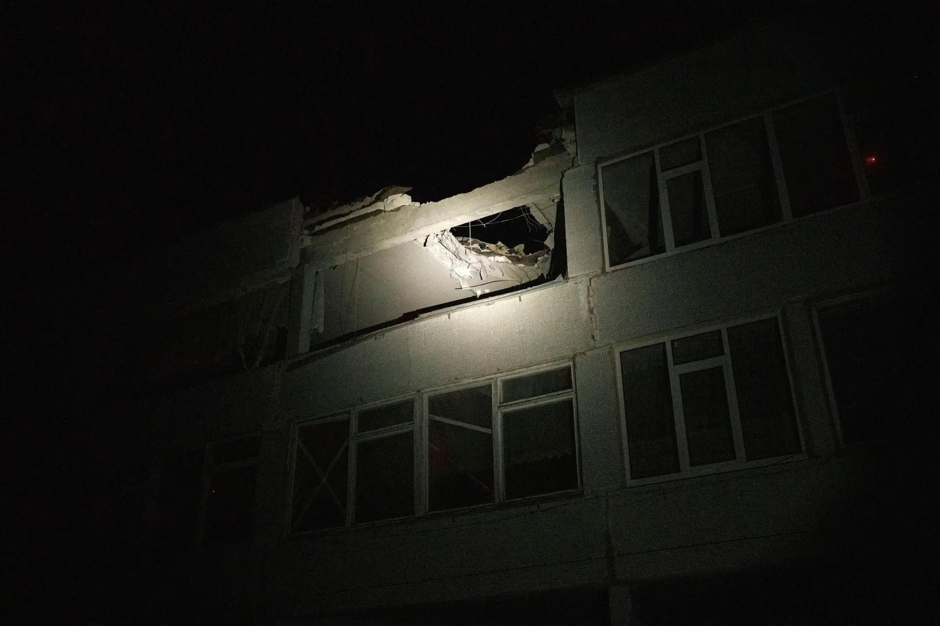 Tropas russas bombardearam escola em Kharkiv
