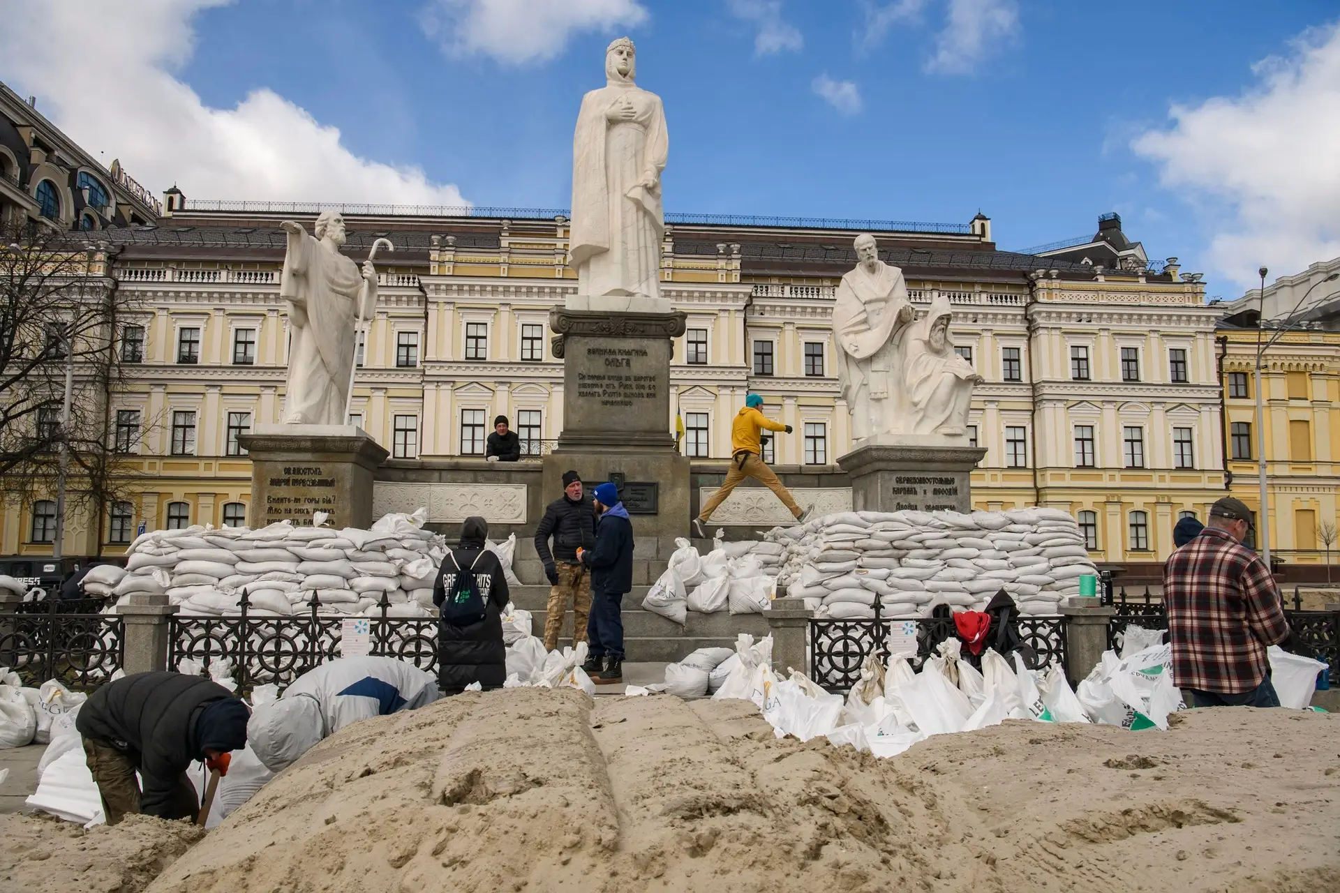 Ucrânia prepara-se para uma fase de guerrilha, Kiev transforma-se numa fortaleza