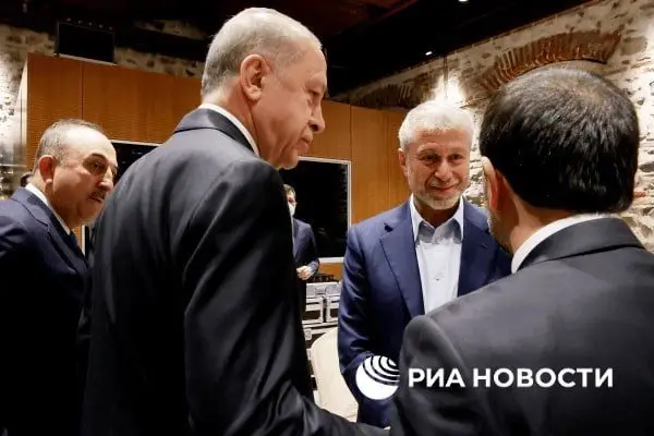 Roman Abramovich, um mediador sorridente nas negociações de paz em Istambul