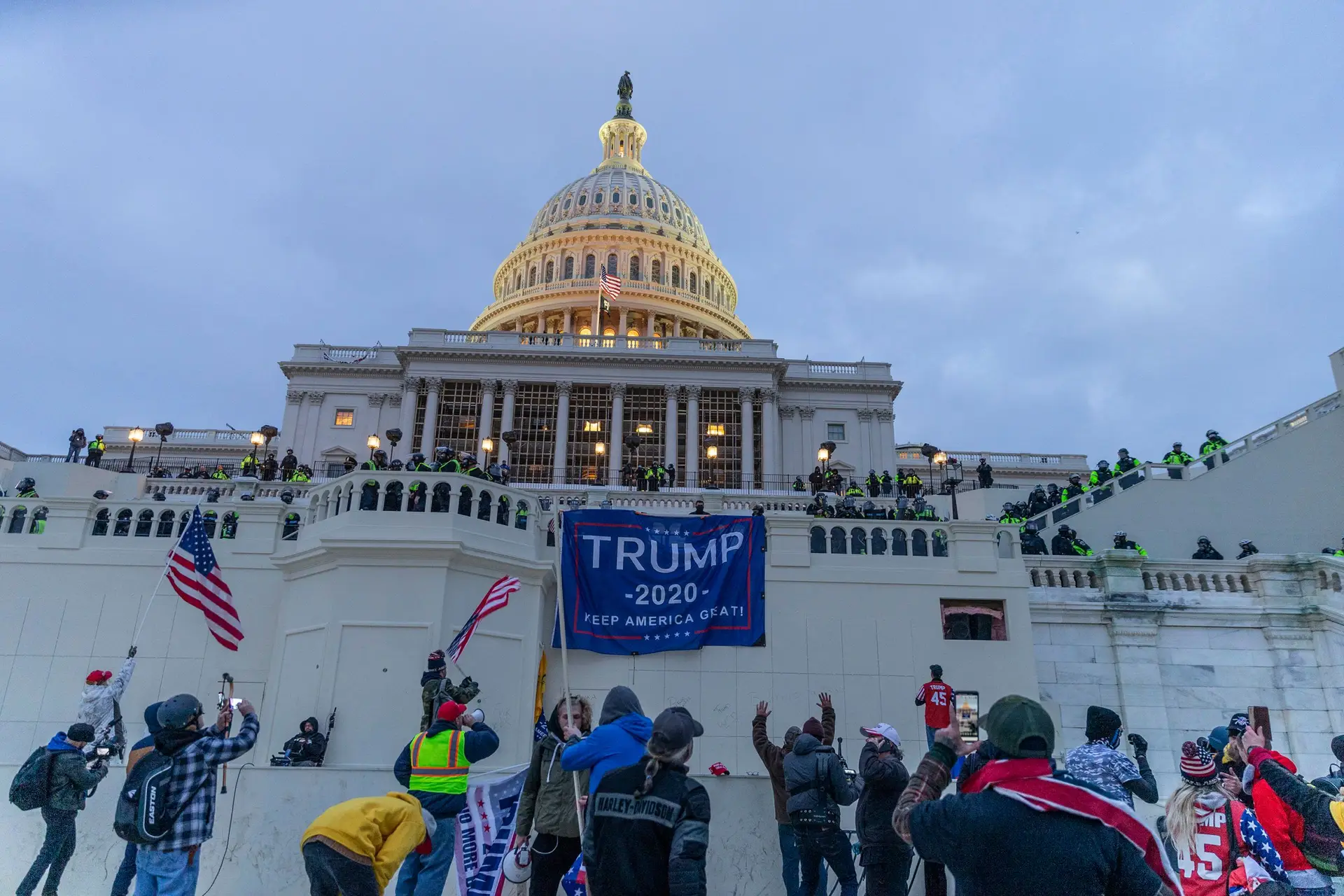 Ataque ao Capitólio: horas de telefonemas de Trump terão sido omitidas dos registos da Casa Branca