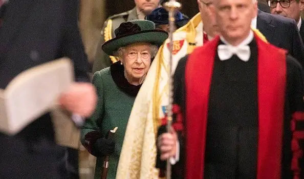 Rainha Isabel II aparece em público para homenagear marido