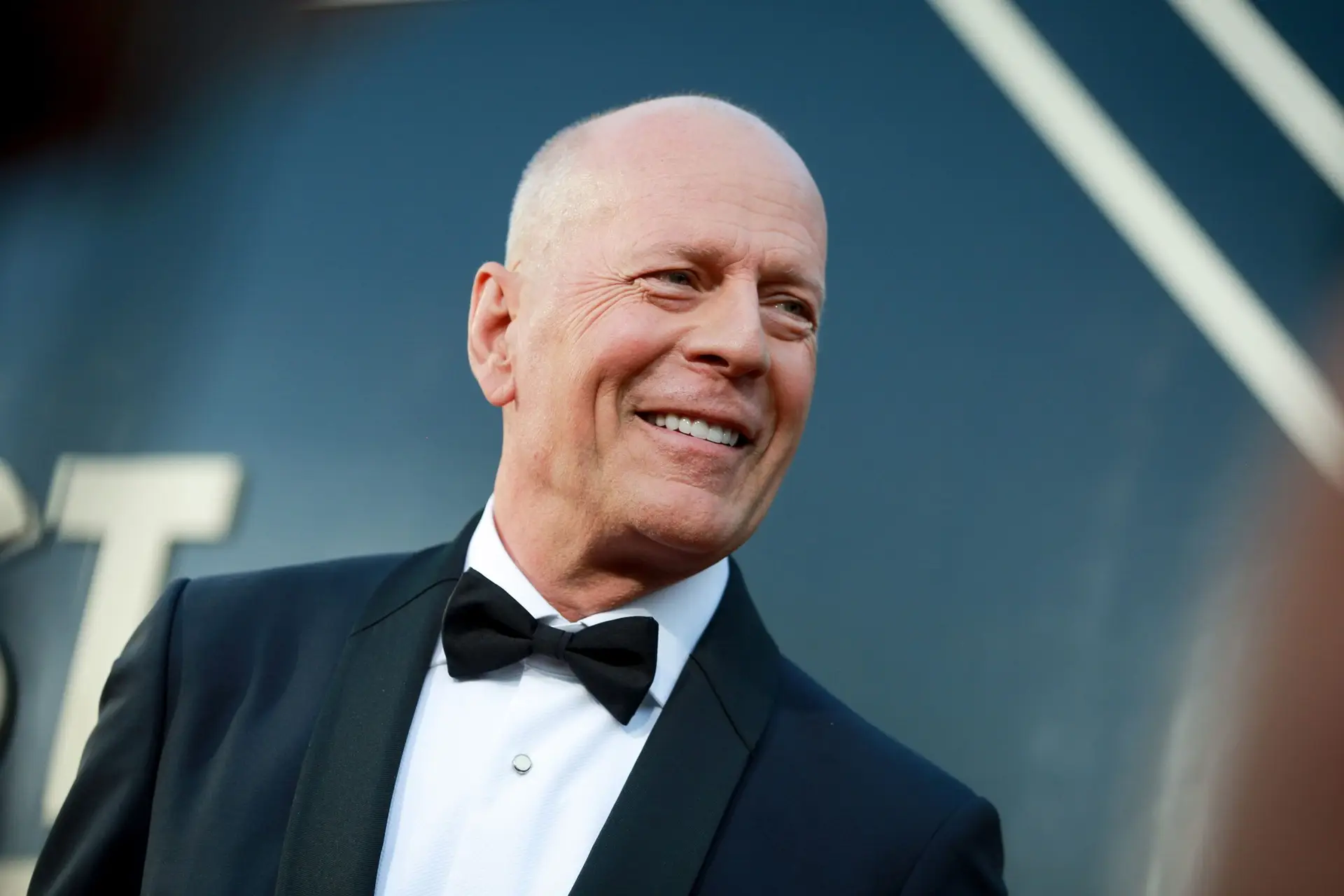 Bruce Willis põe fim à carreira de ator após ser diagnosticado com afasia -  SIC Notícias