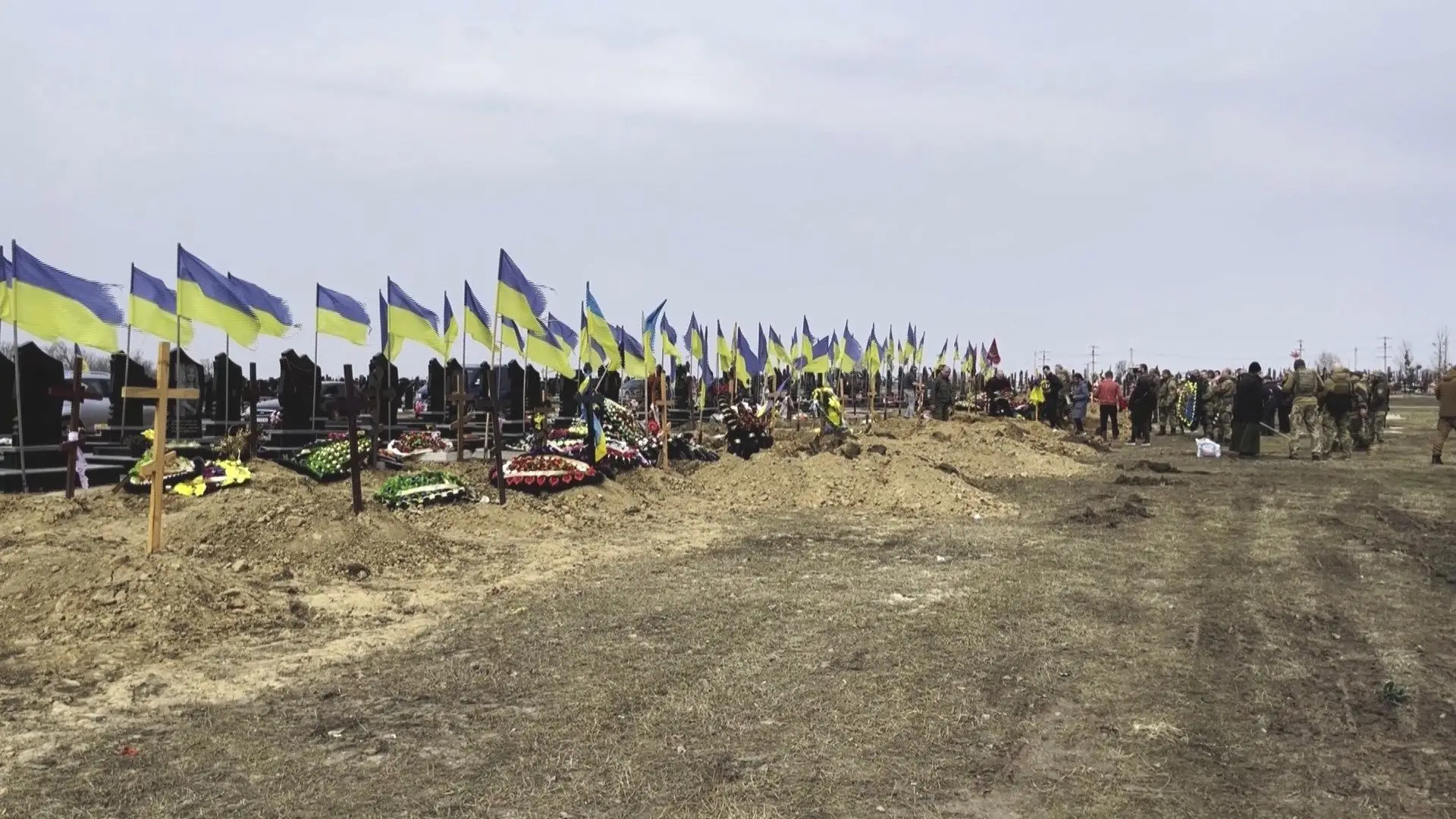 Em Kharkiv enterram-se os “heróis da Ucrânia”