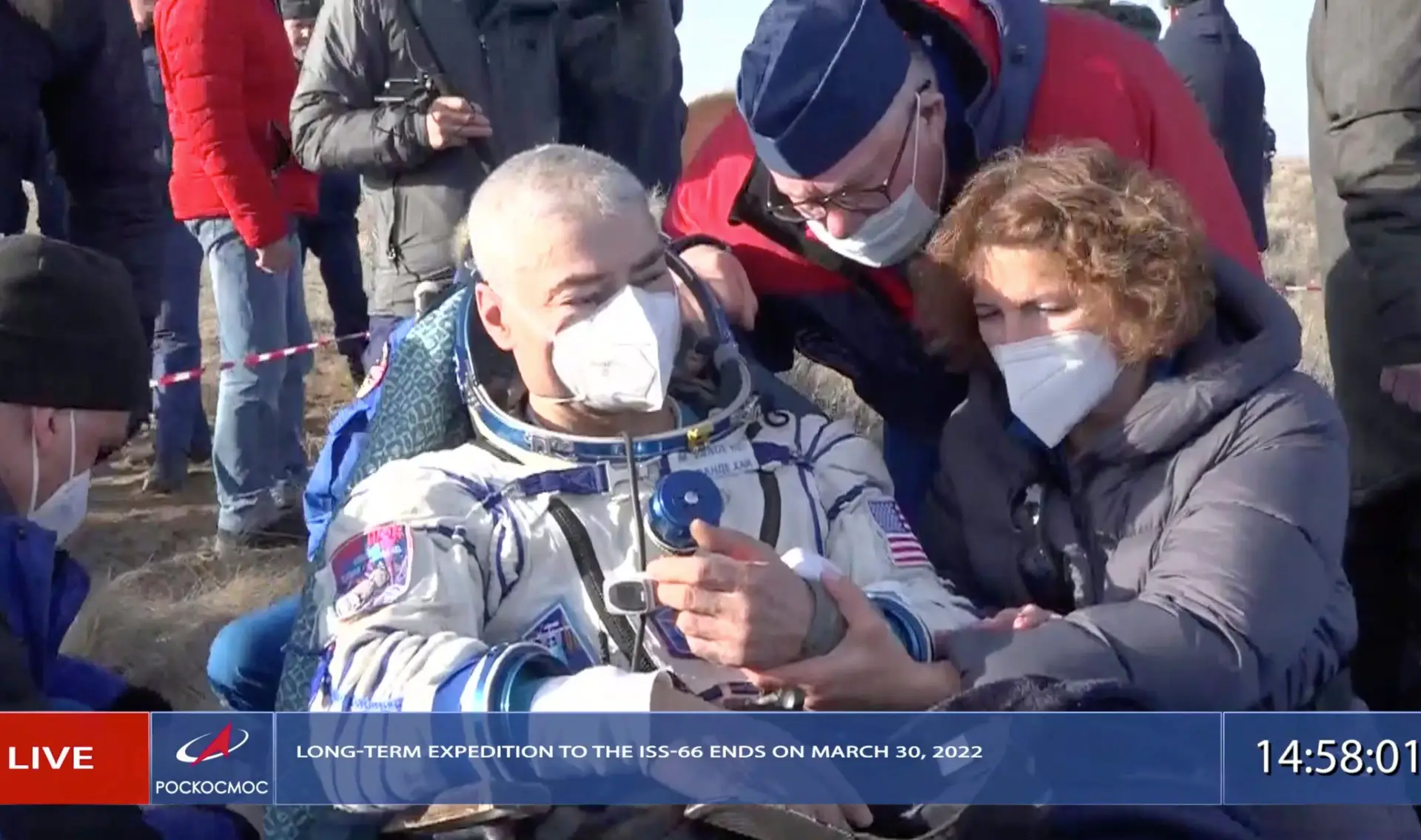 Nave espacial russa traz norte-americano e dois russos de volta à Terra