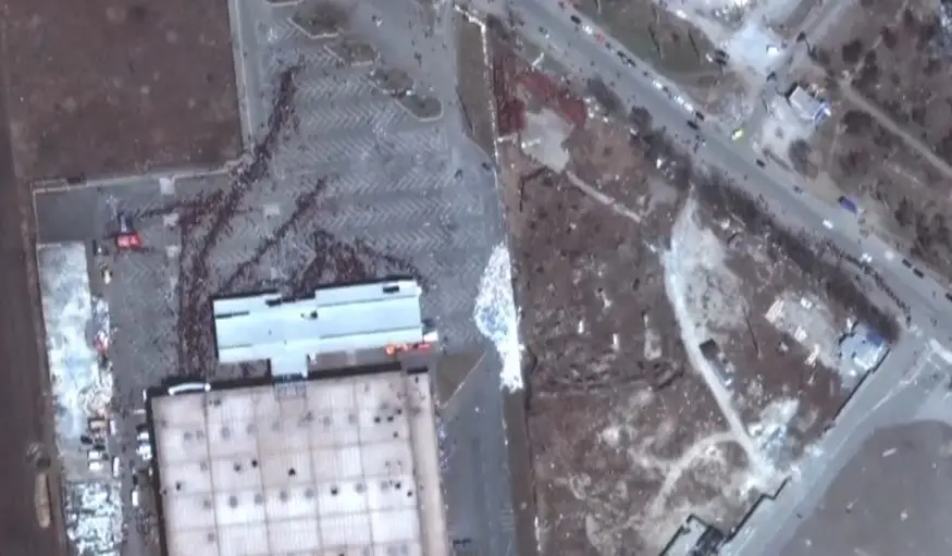 Mariupol: novas imagens de satélite mostram a cidade destruída e longas filas junto a um supermercado