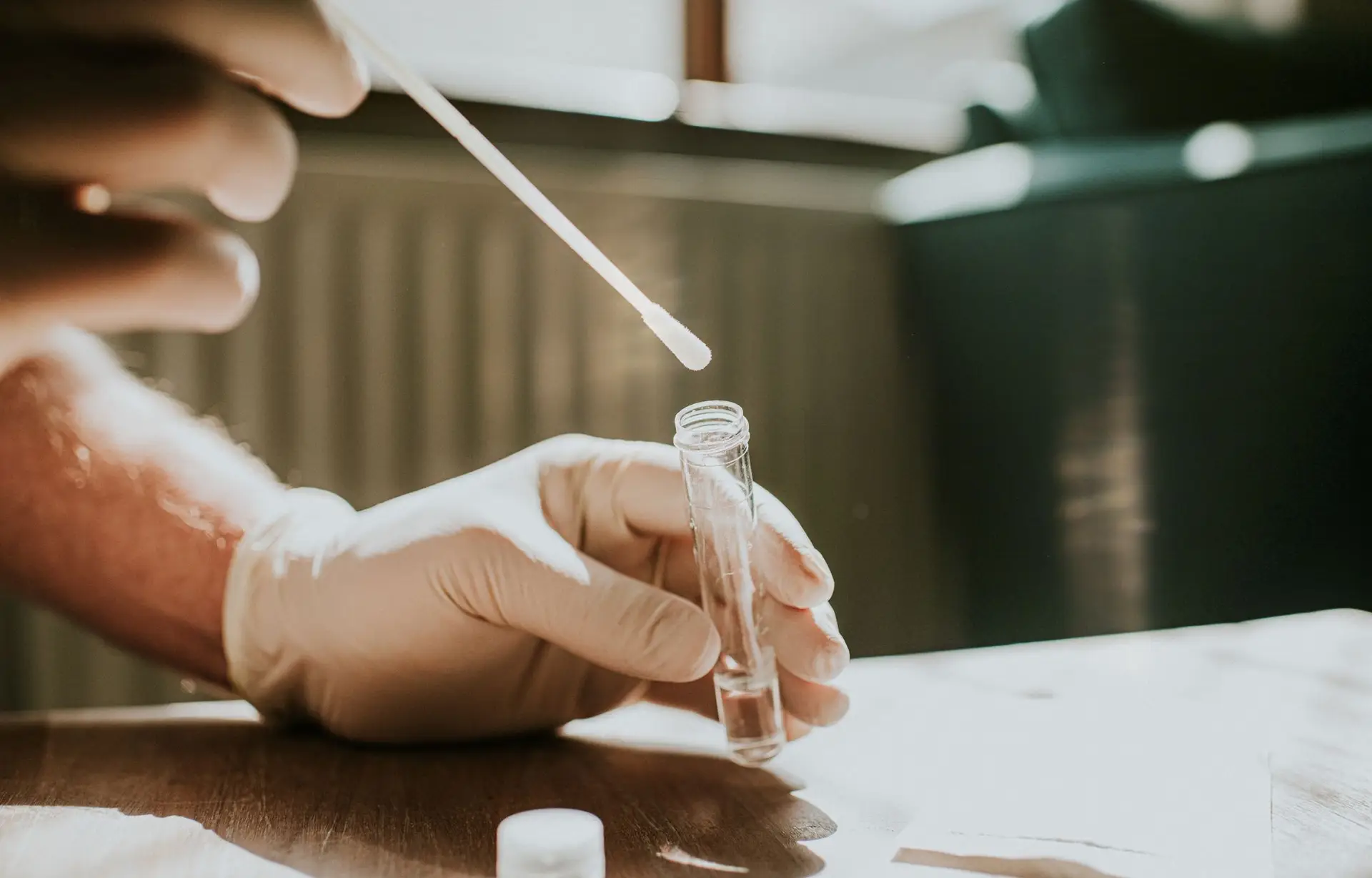 Covid-19: OMS alerta para riscos de reduzir testagem
