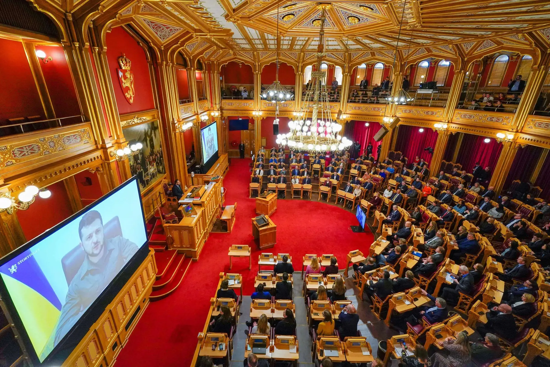 Zelensky discursa no Parlamento da Noruega: Oslo e UE devem fechar os portos aos barcos russos