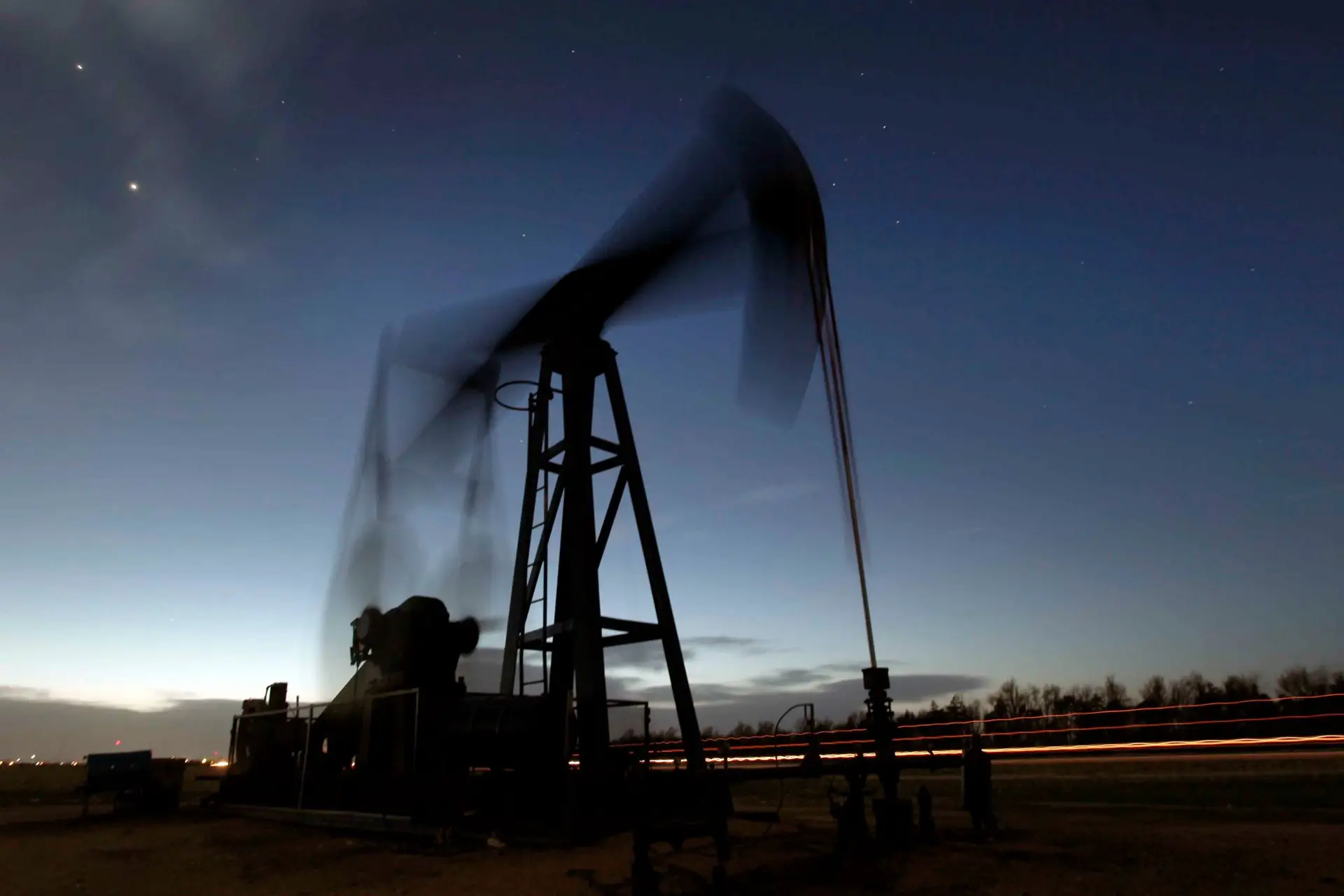 EUA ponderam libertar até um milhão de barris de petróleo por dia