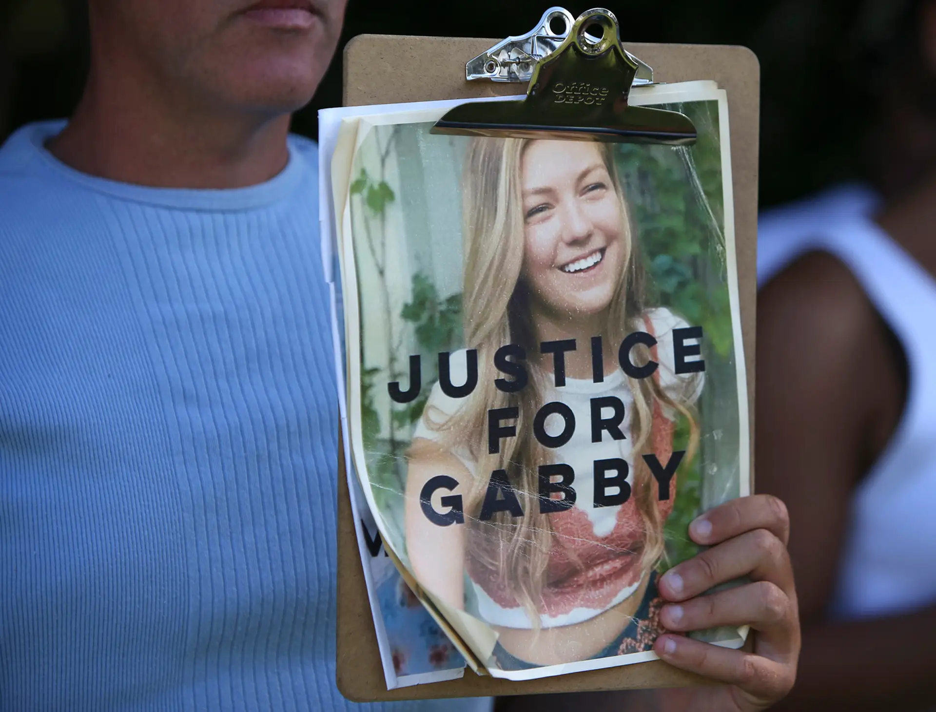 Pais de Brian Laundrie pedem para arquivar processo avançado pela família de Gabby Petito