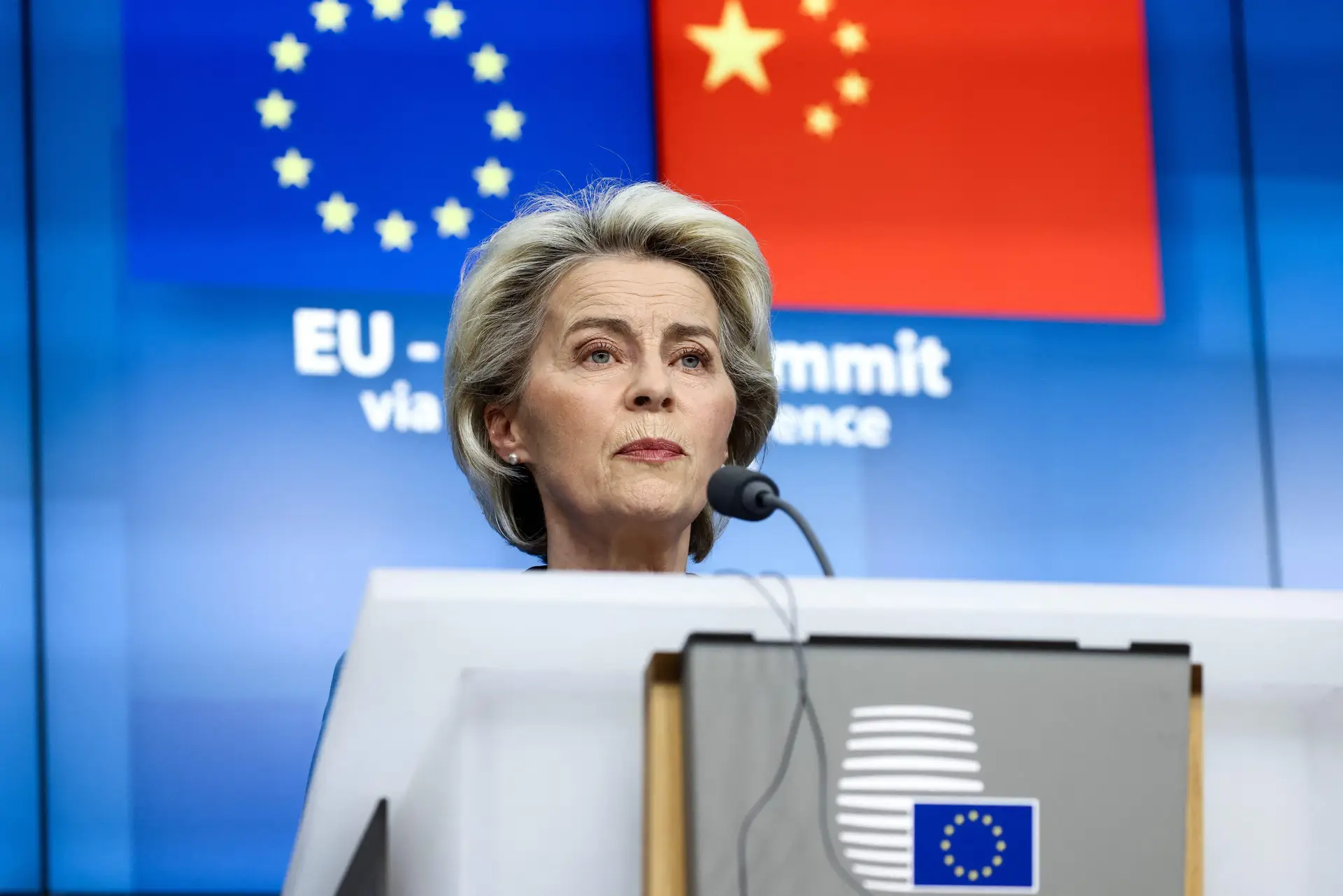 “China deve, senão apoiar, pelo menos não interferir com as nossas sanções”, avisa von der Leyen
