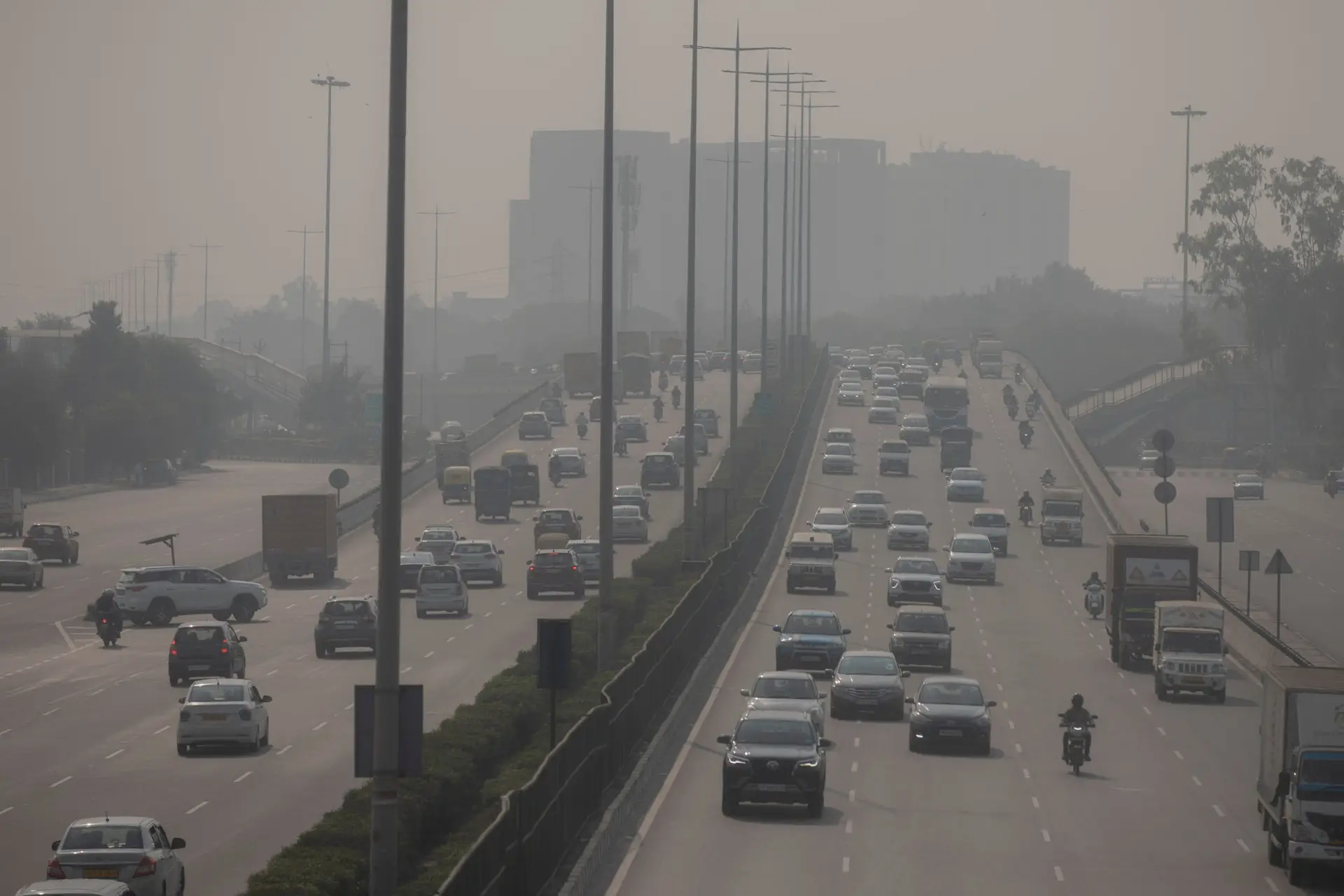 Confinamentos reduziram poluição atmosférica na Europa mas gases nocivos persistem