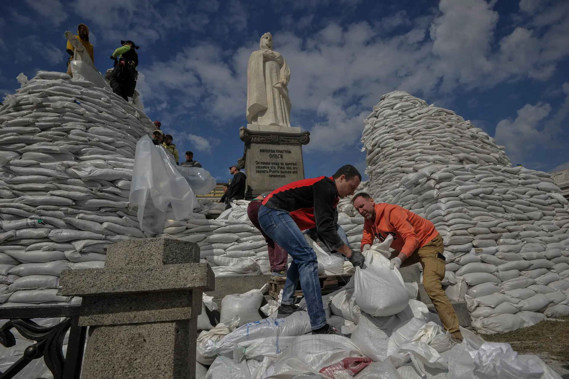 Pelo menos 53 monumentos e sítios destruídos ou danificados na Ucrânia