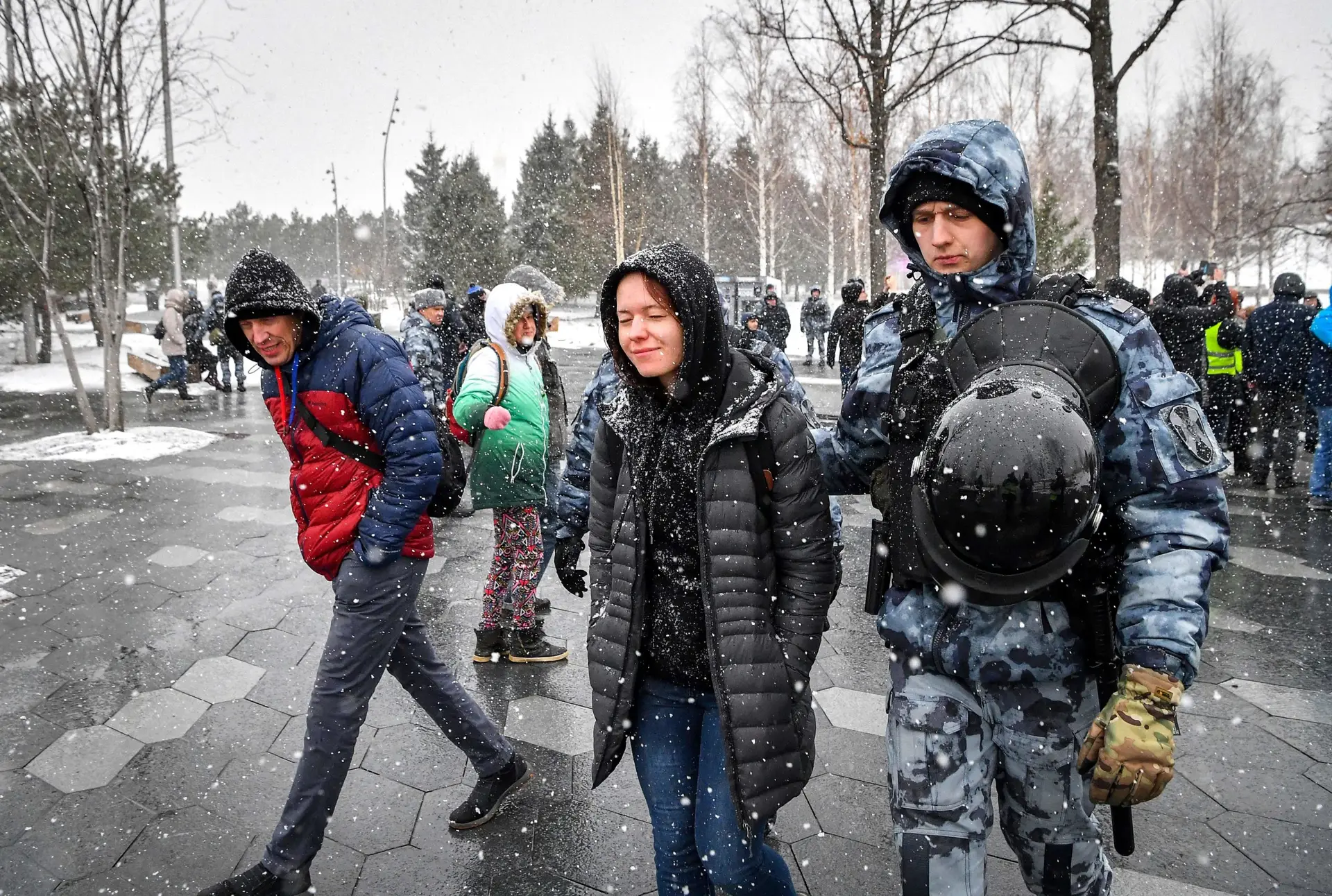 Invasão da Ucrânia: mais de 200 pessoas detidas na Rússia em manifestação contra a guerra