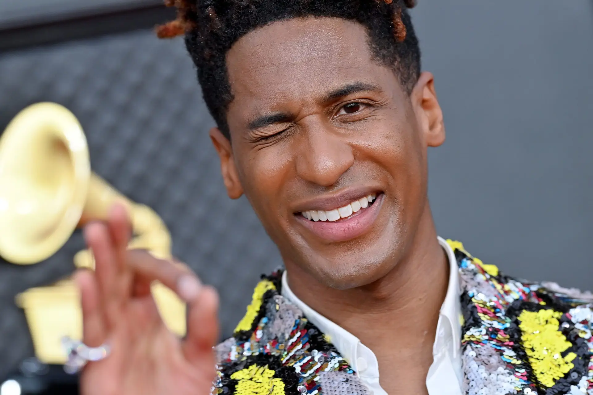 Músico Jon Batiste o grande vencedor dos Grammys SIC Notícias