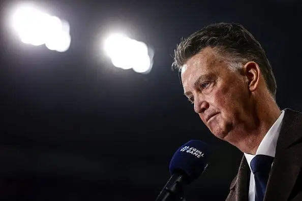 Universo do futebol mostra-se solidário com Van Gaal