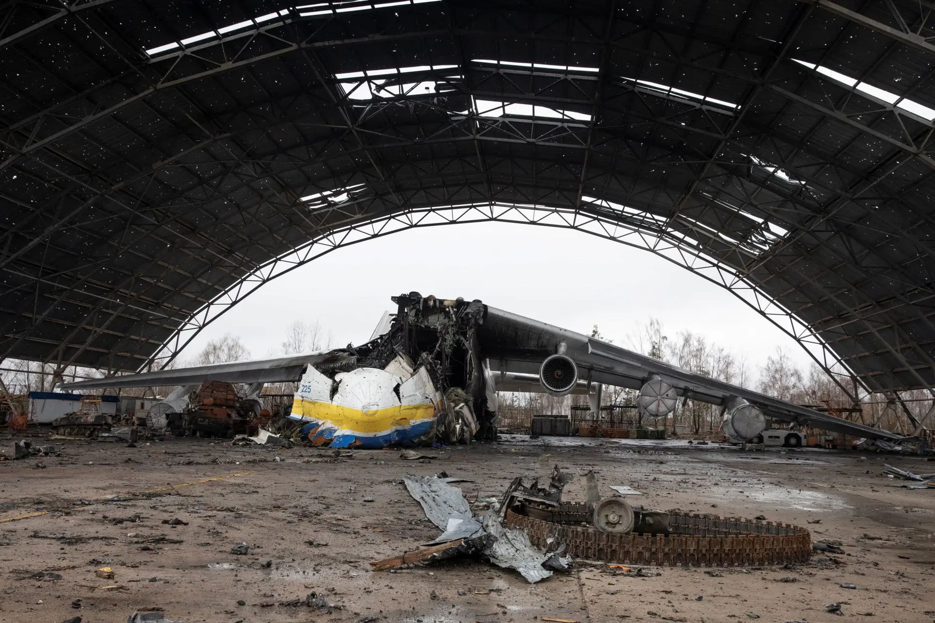 Equipa da SIC em Hostomel: local onde os russos destruíram o maior avião de carga do mundo