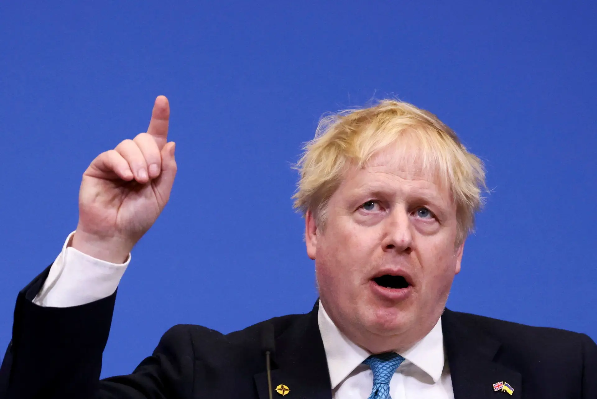 Guerra na Ucrânia: Boris Johnson divulga vídeo em russo sobre “atrocidades” em Bucha