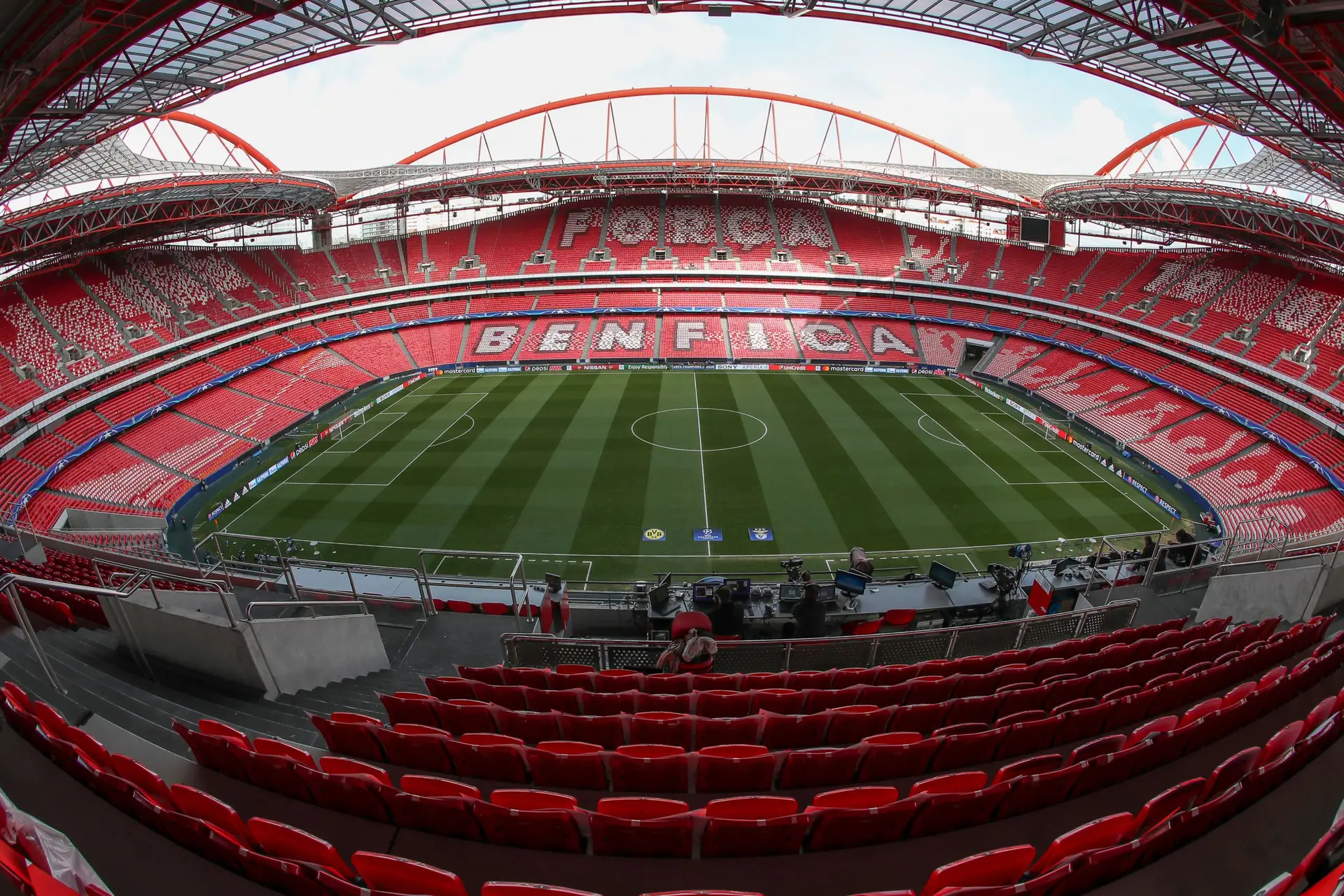Benfica recebe Liverpool com ambição de chegar às meias-finais da Champions