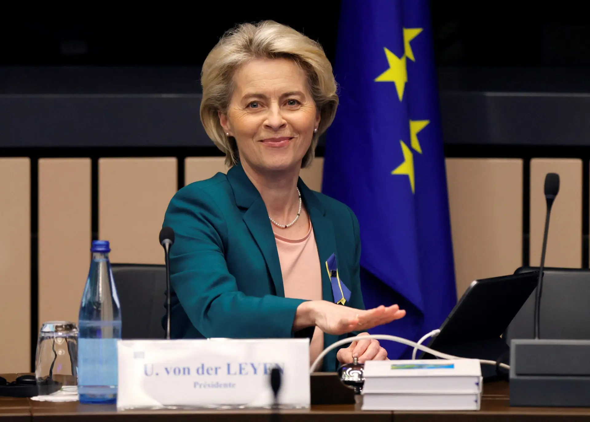 Bruxelas propõe novo pacote de sanções, entre as quais proibir a importação de carvão russo