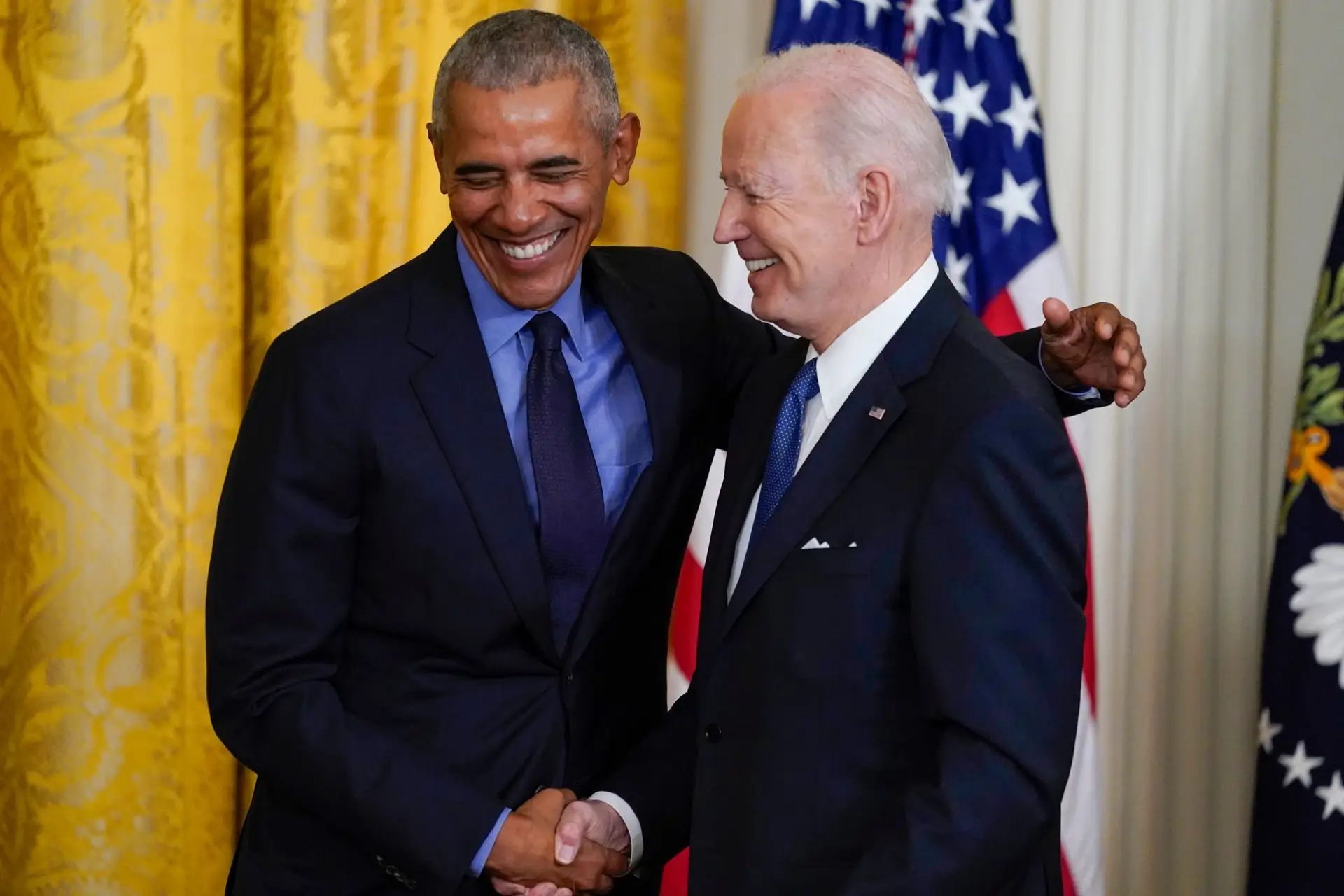Biden e Obama celebram 12 anos da lei de cuidados de saúde aprovada pelo ex-presidente