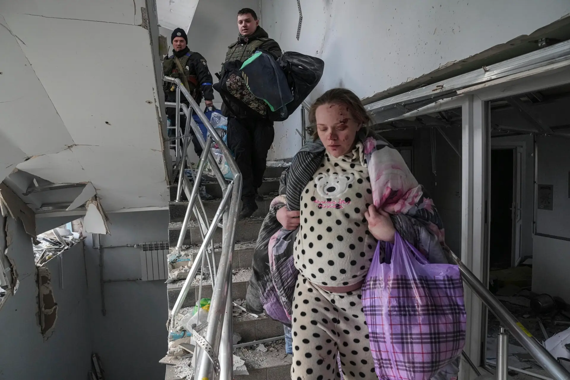 Vídeo lança dúvidas sobre história de ucraniana que foi mãe depois do atentado à maternidade de Mariupol