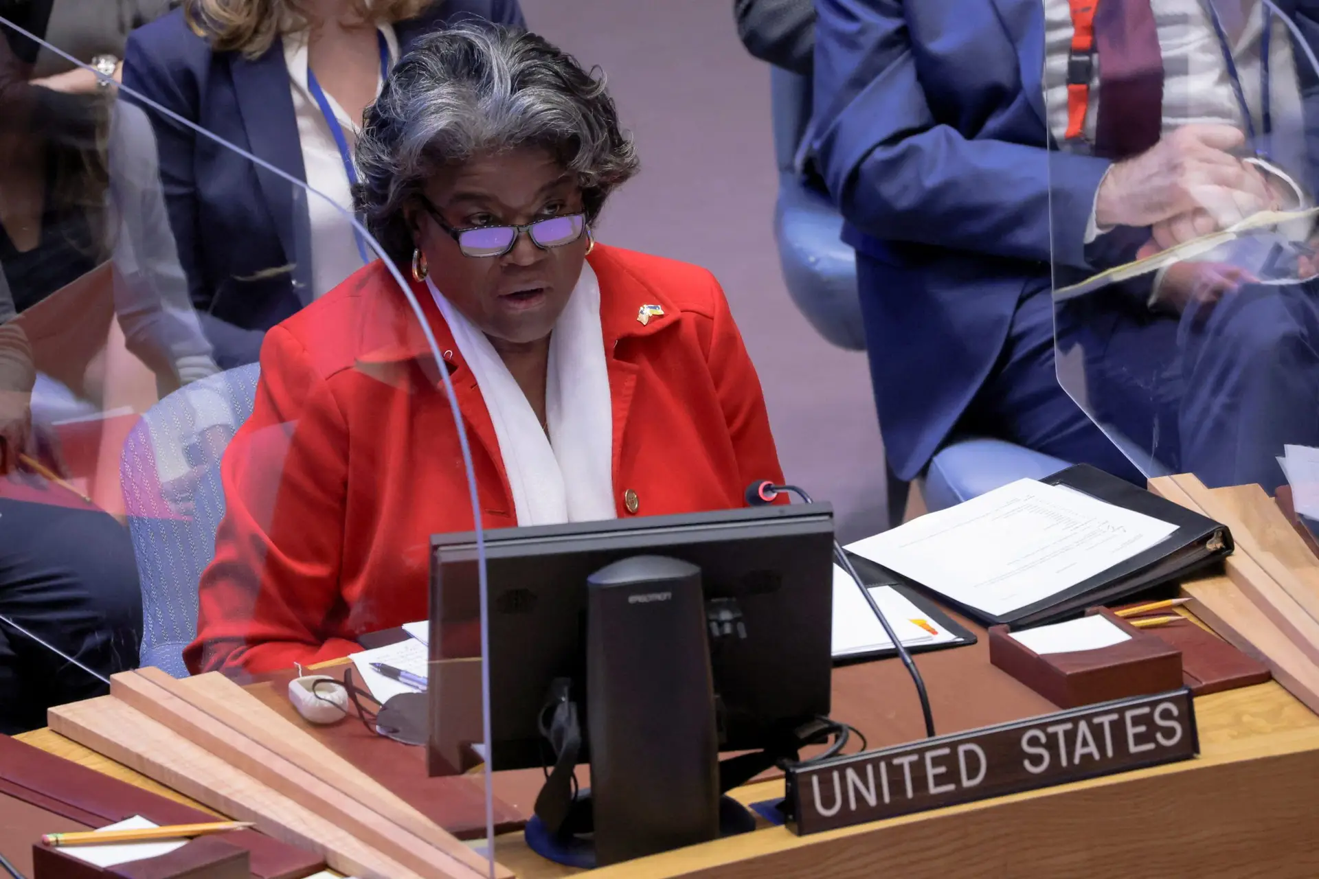 Russos “estão, alegadamente, a forçar ucranianos a mudar-se para a Rússia”, embaixadora dos EUA na ONU faz alusão a campos nazis