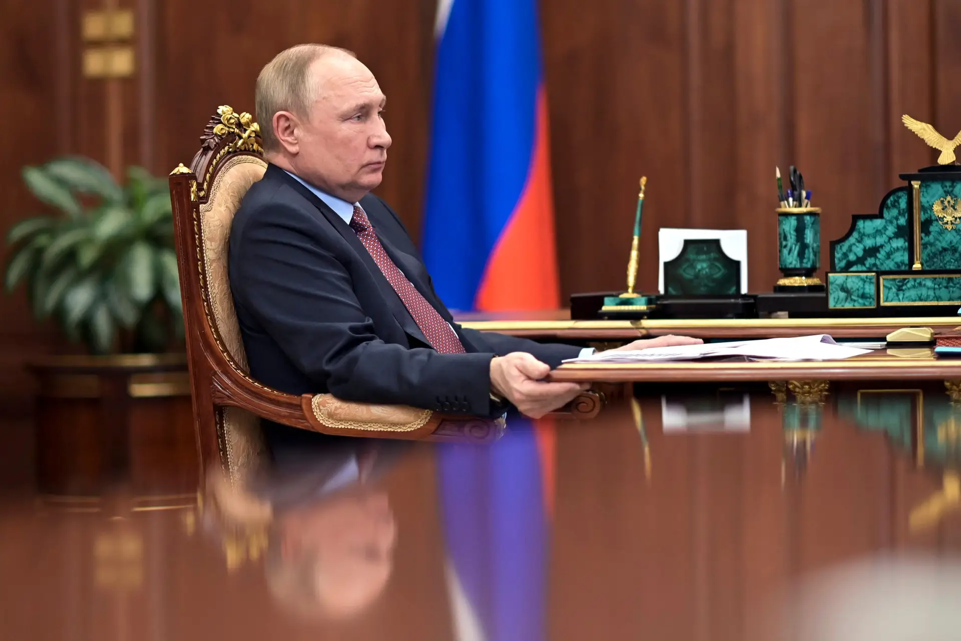 Rússia paga com rublos dívida em dólares para evitar incumprimento