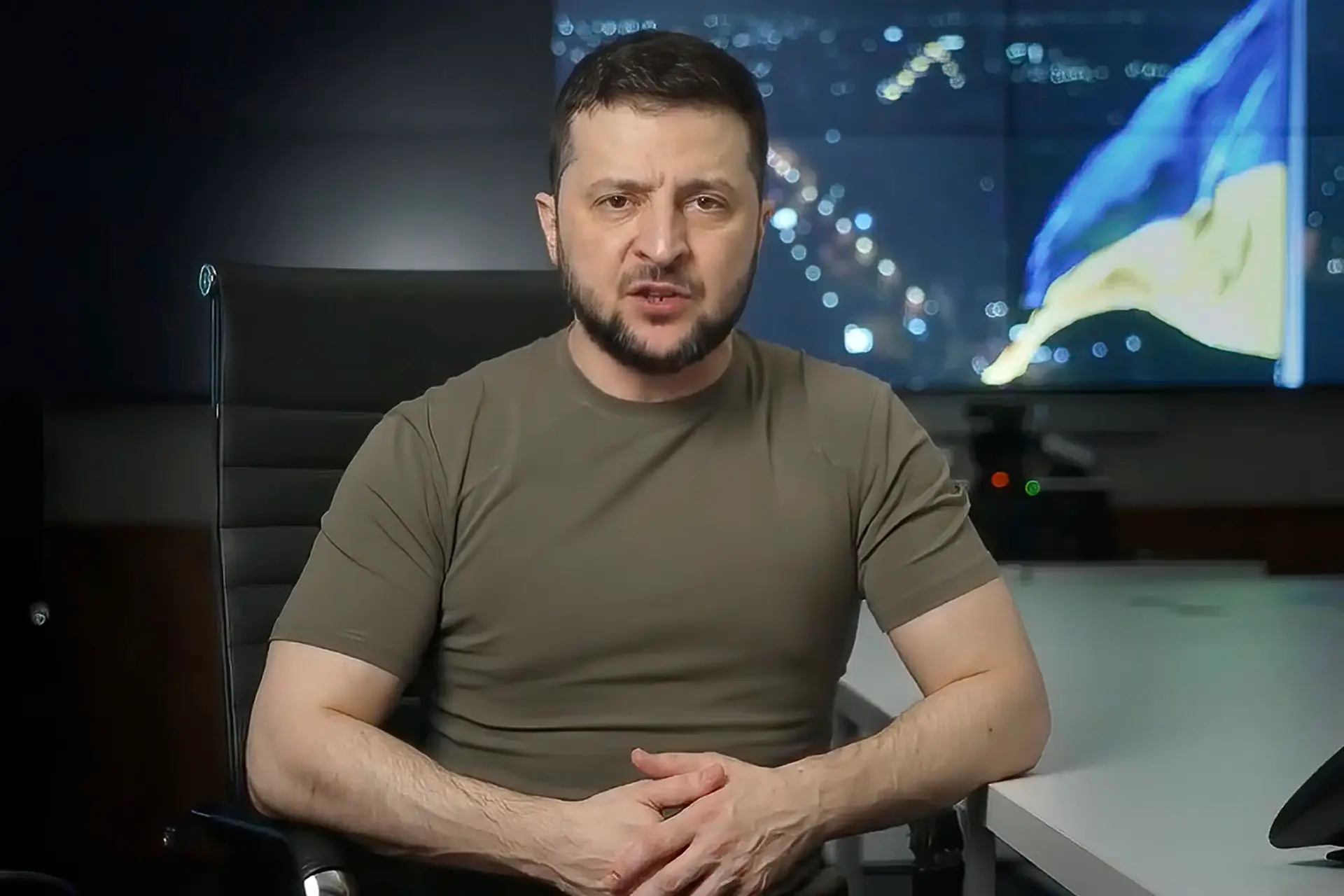 Zelensky acusa a Rússia de encobrir milhares de corpos em Mariupol