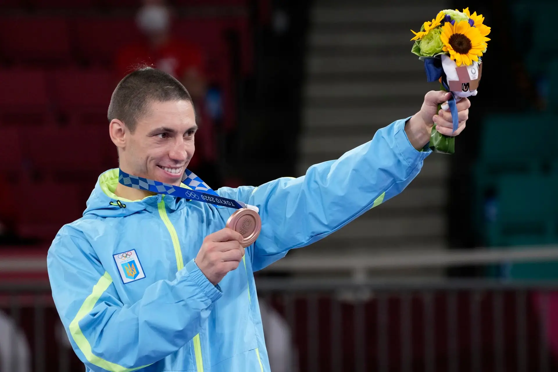 Guerra na Ucrânia atleta ucraniano vai leiloar medalha olímpica para