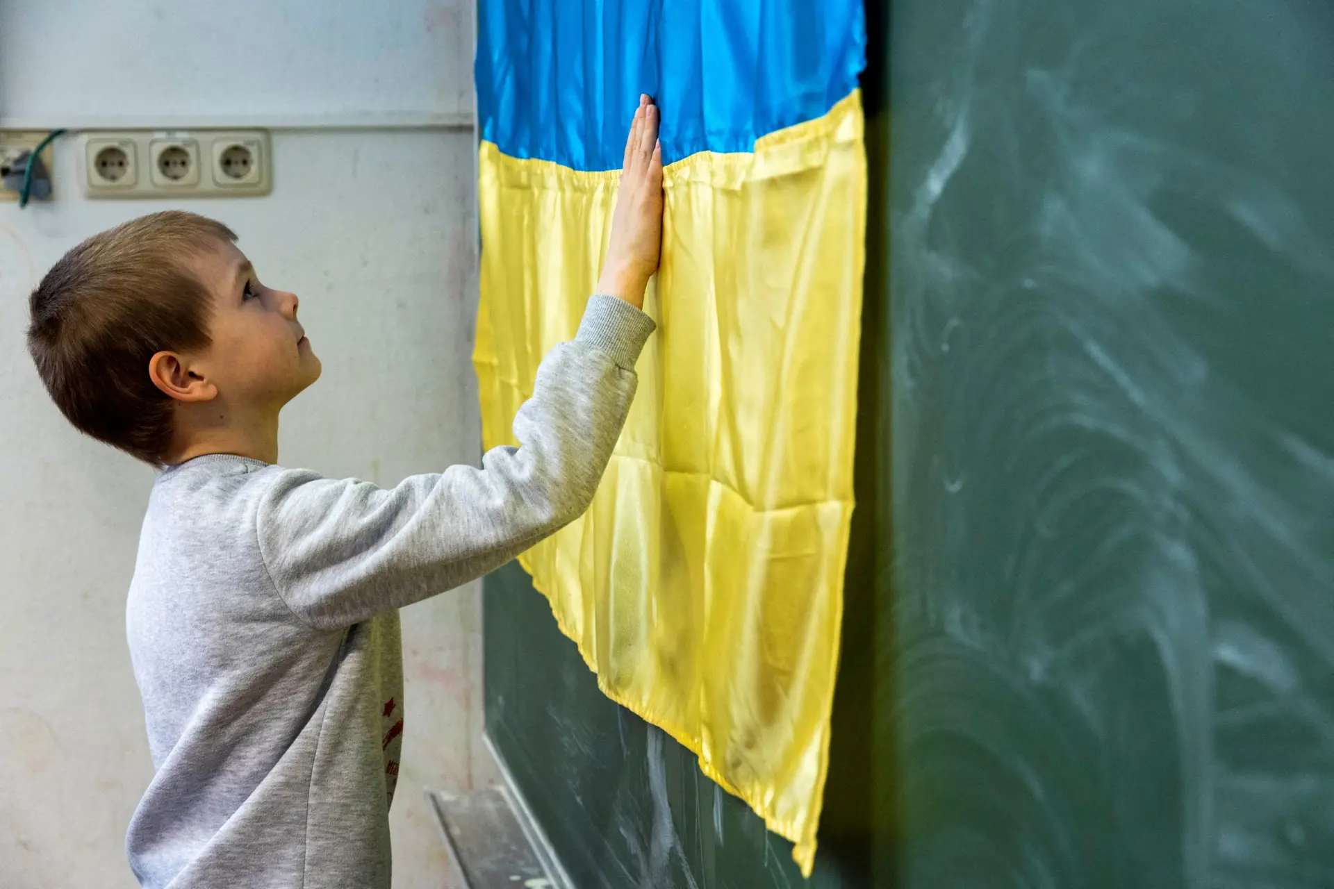Traços de crianças indefesas de crianças ucranianas em meio a