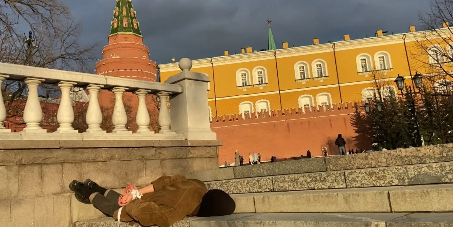 De mãos atadas e deitado no chão: o protesto corajoso que invadiu as ruas de Moscovo