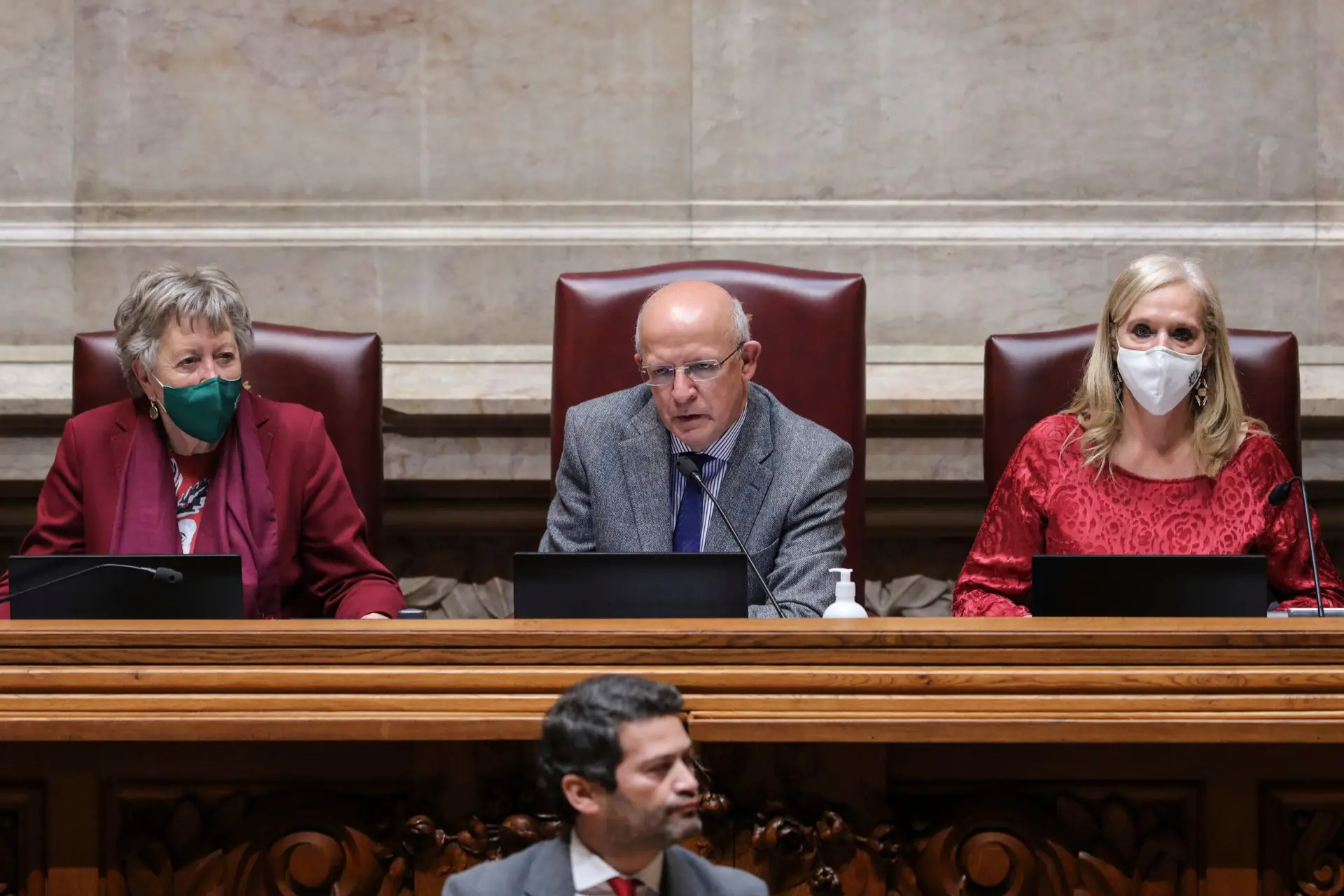Em que situações pode o Presidente da Assembleia da República interromper um discurso?
