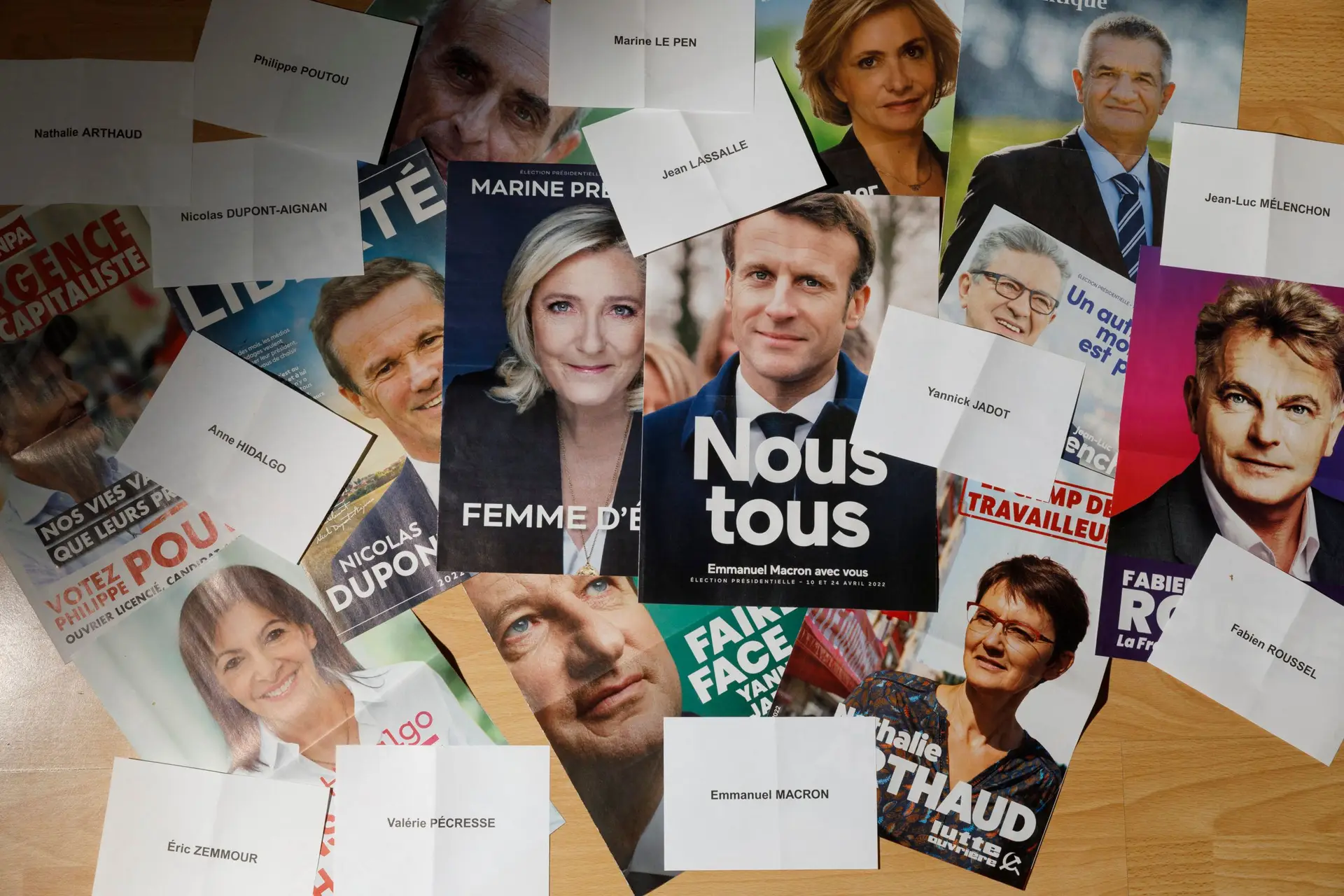 Eleições presidenciais francesas: sondagem dá diferença de 2% entre Macron e Le Pen