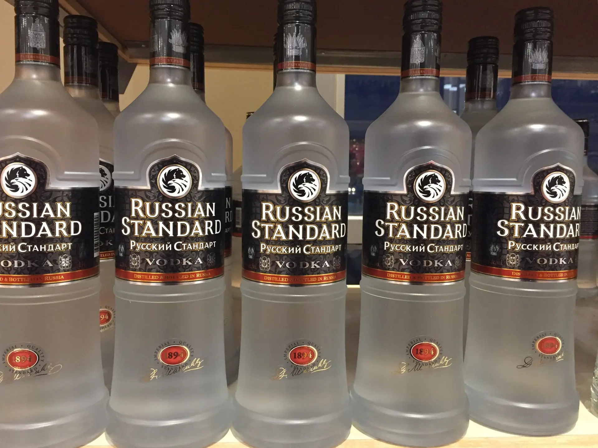Quinto pacote de sanções da UE à Rússia proíbe importação de carvão, madeira e vodka