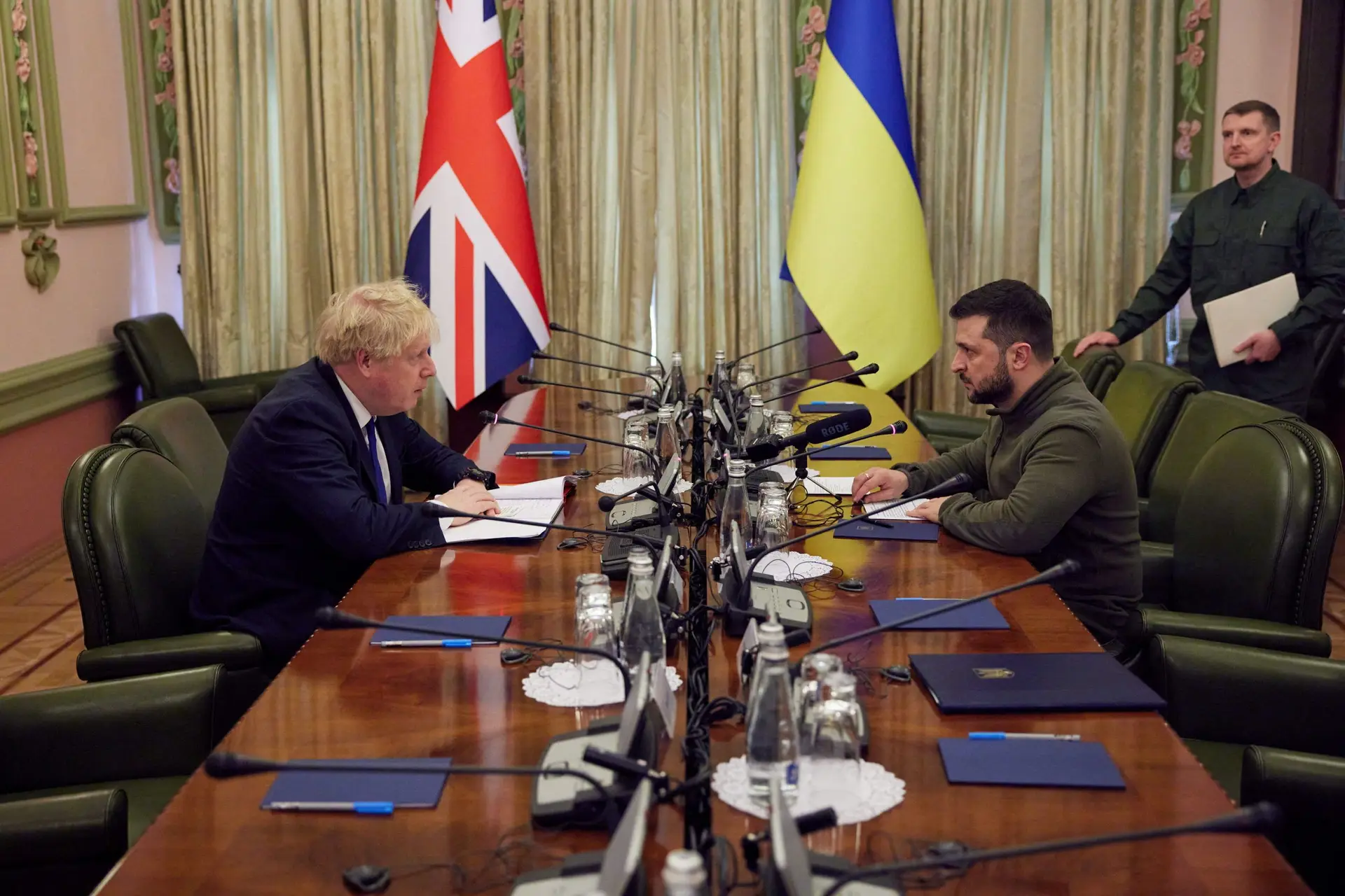 Guerra na Ucrânia: Boris Johnson anuncia pacote de ajuda financeira e militar, Kiev diz que alegados criminosos de guerra foram identificados