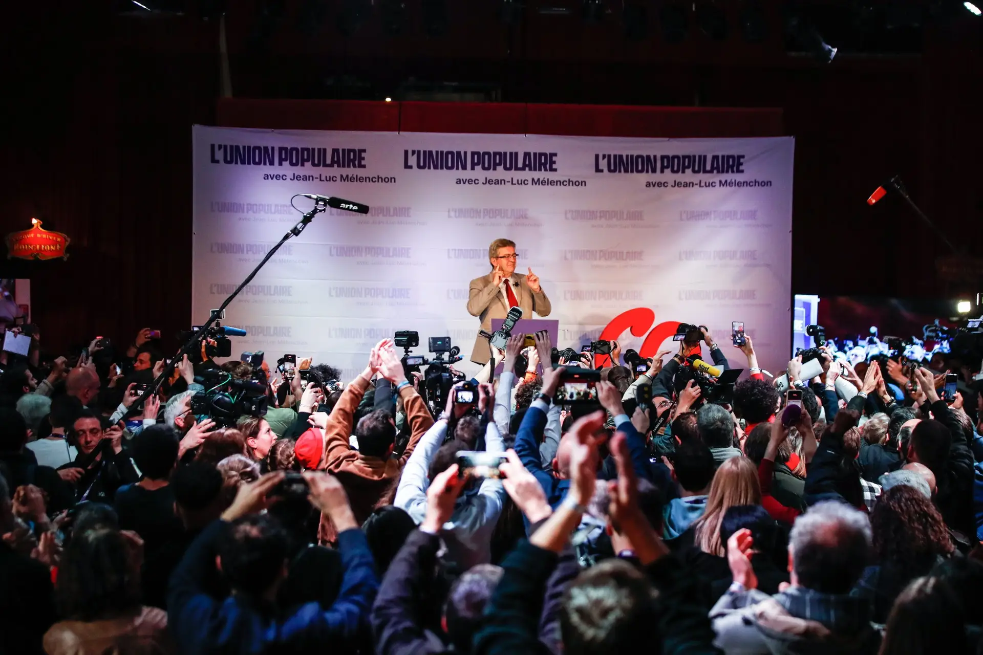 Presidenciais em França: candidato de extrema-esquerda pede que não se dê “um único voto” a Marine Le Pen