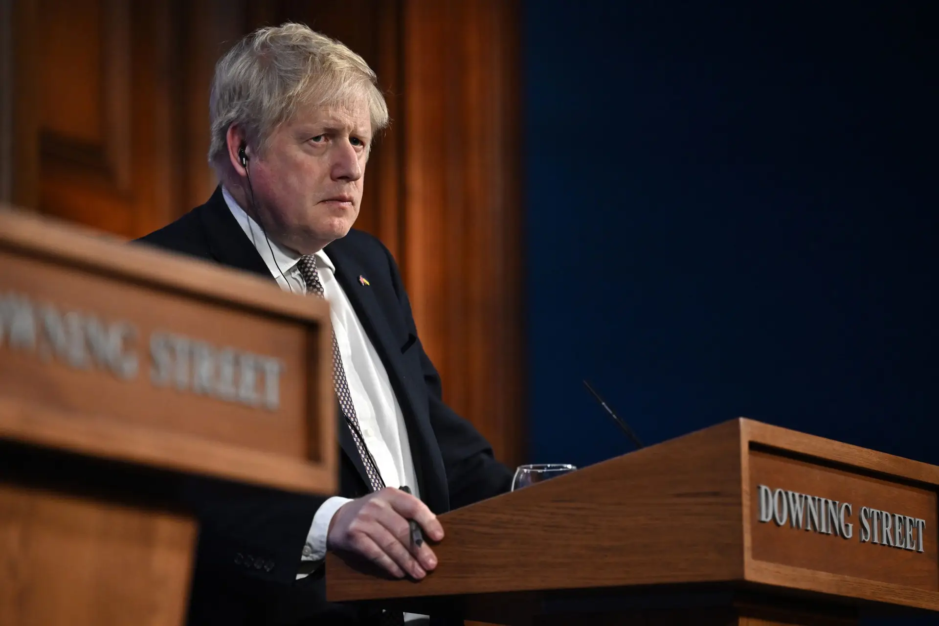 “Partygate”: Boris Johnson pede desculpa e afasta demissão