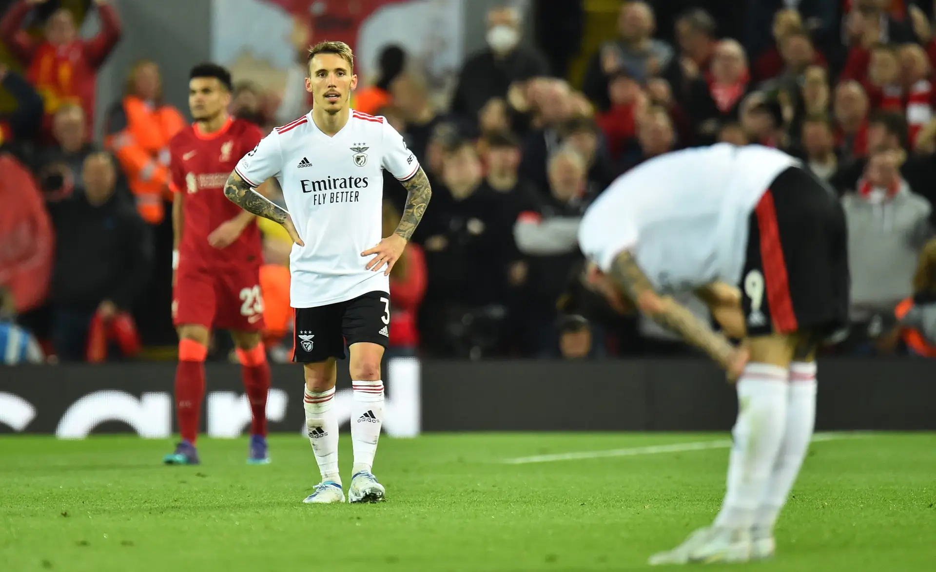 Benfica empata em Liverpool e não consegue evitar eliminação da Champions