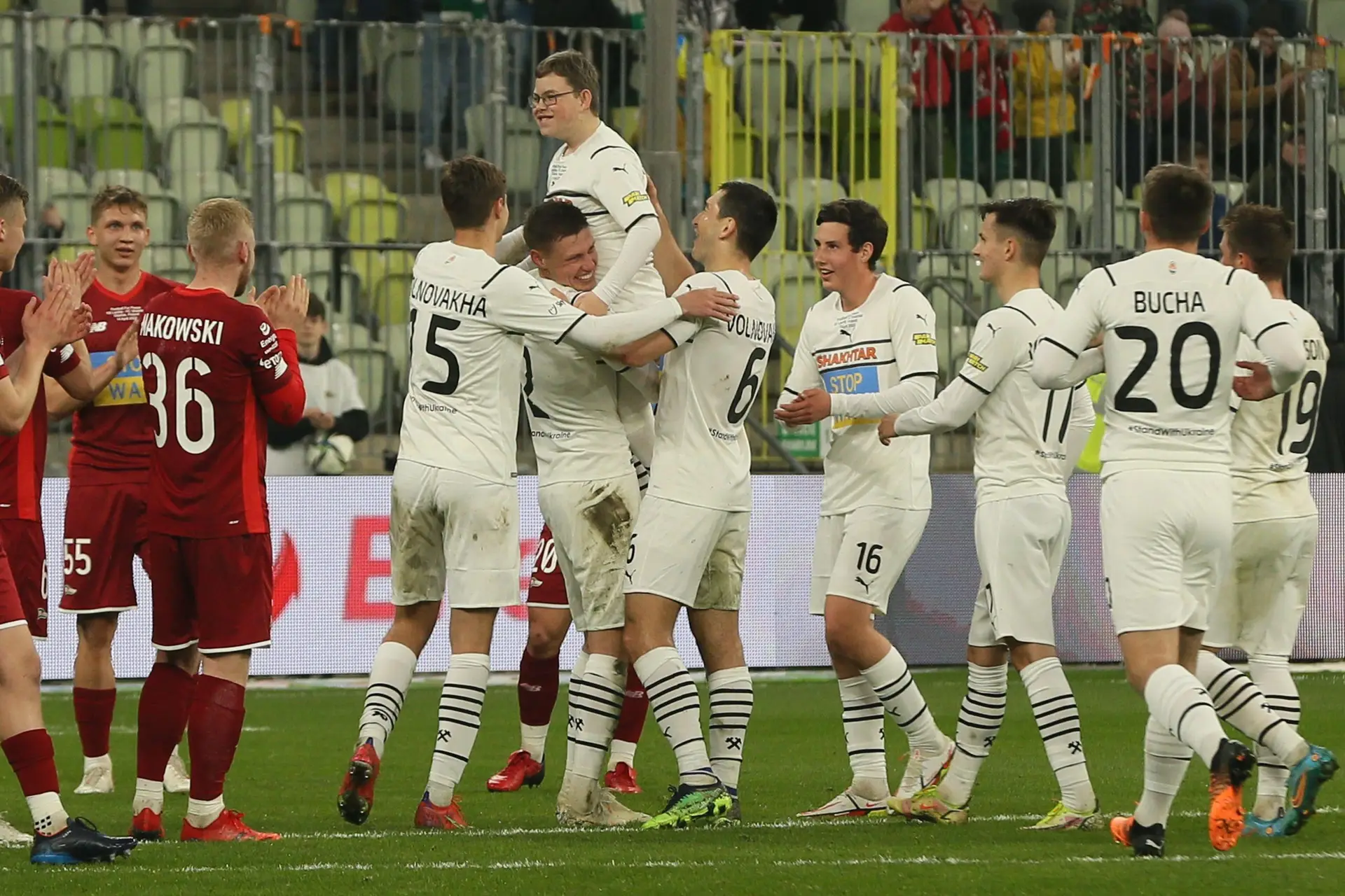 Jovem refugiado ucraniano torna-se ‘herói’ do Shakhtar Donetsk na “Digressão Global pela Paz”