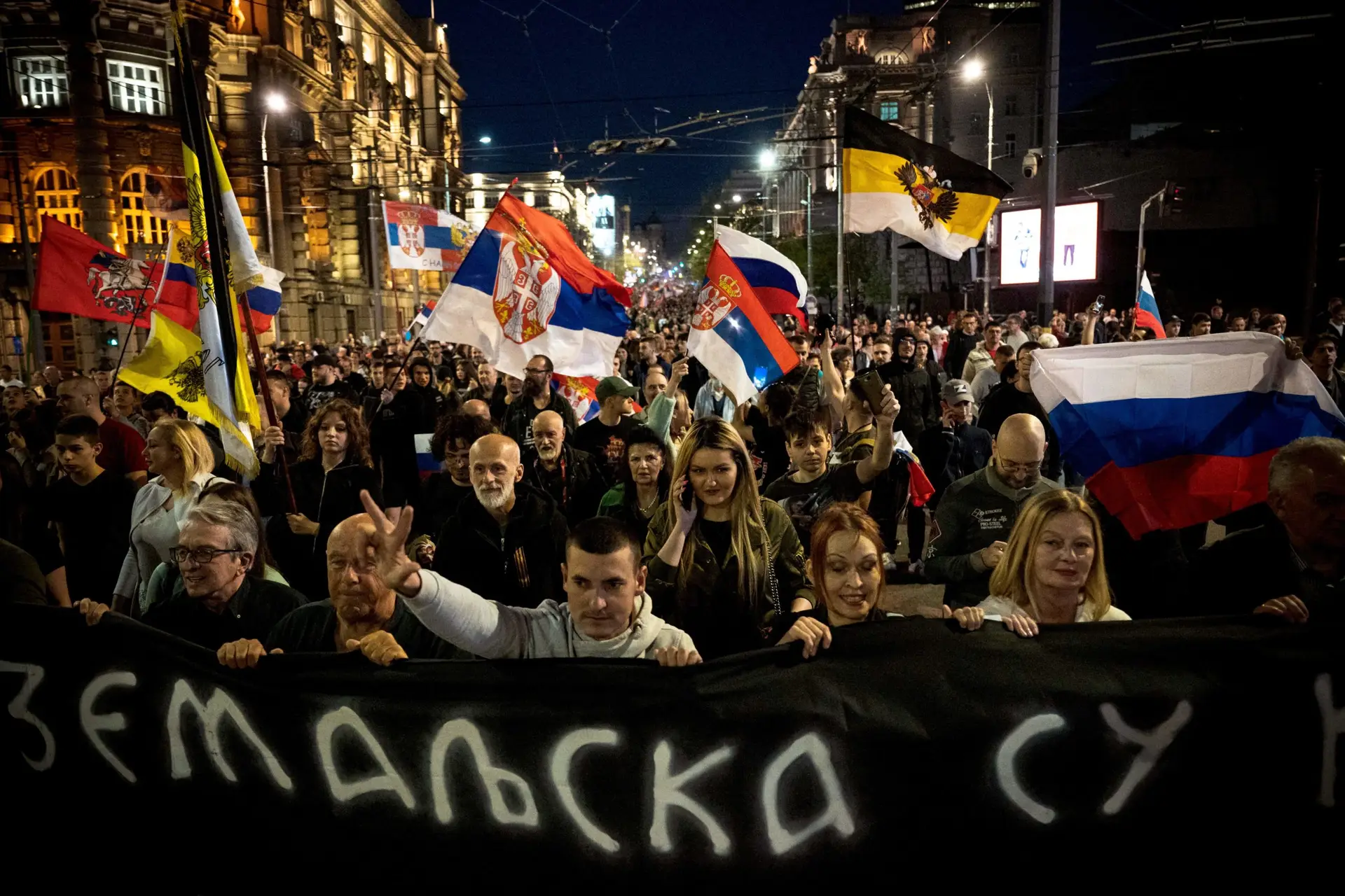 Milhares de pessoas participam em manifestação pró-Rússia na Sérvia