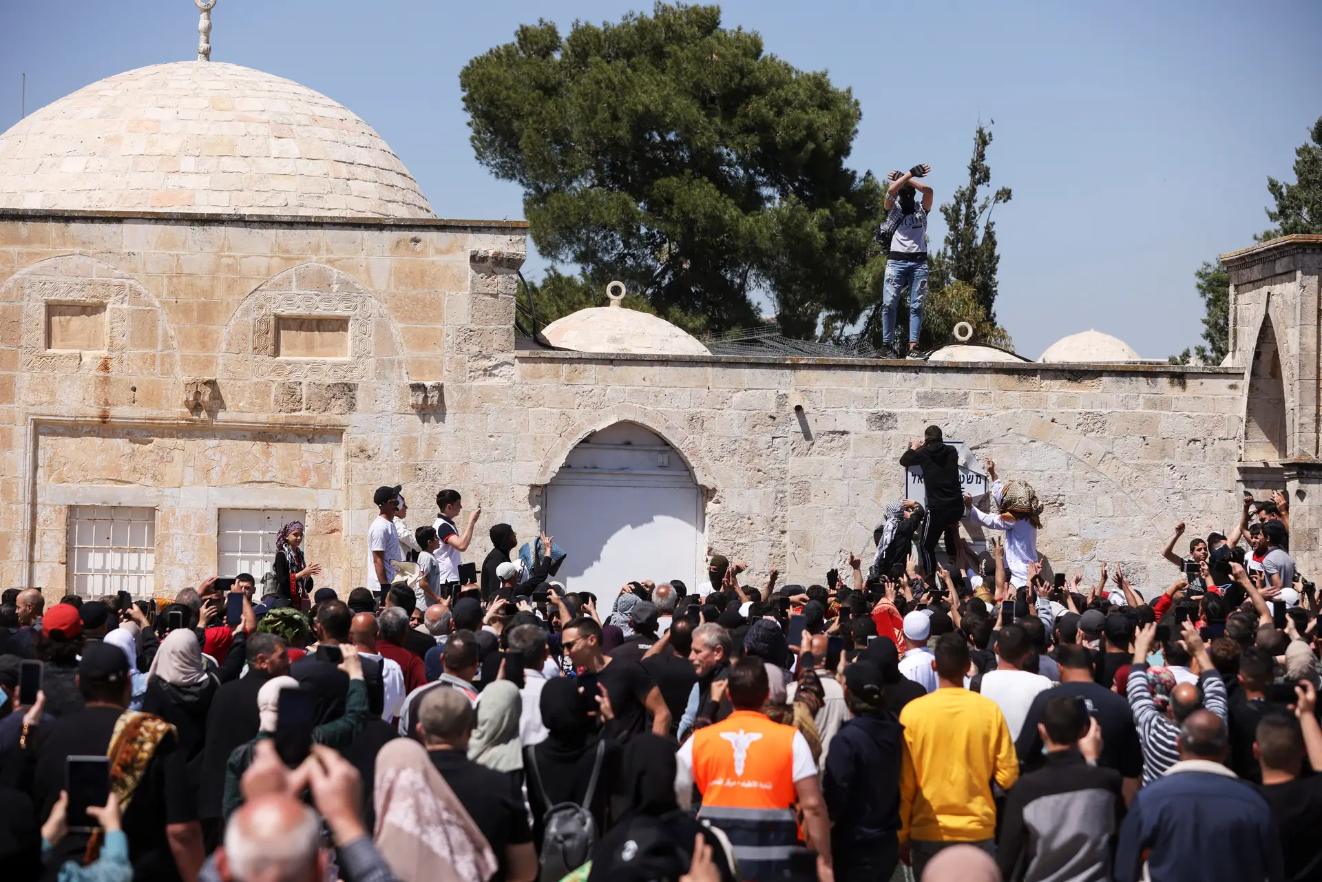 Mais de 150 palestinianos feridos em confrontos dentro da mesquita Al-Aqsa, em Jerusalém