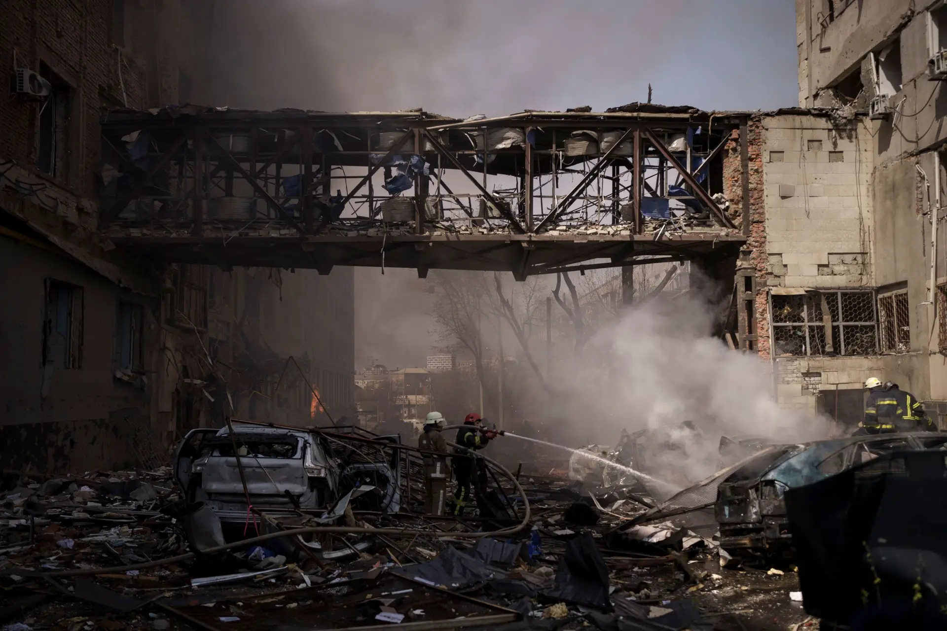 “Respira, respira, a ambulância está a caminho.” Zonas residenciais de Kharkiv continuam a ser atacadas