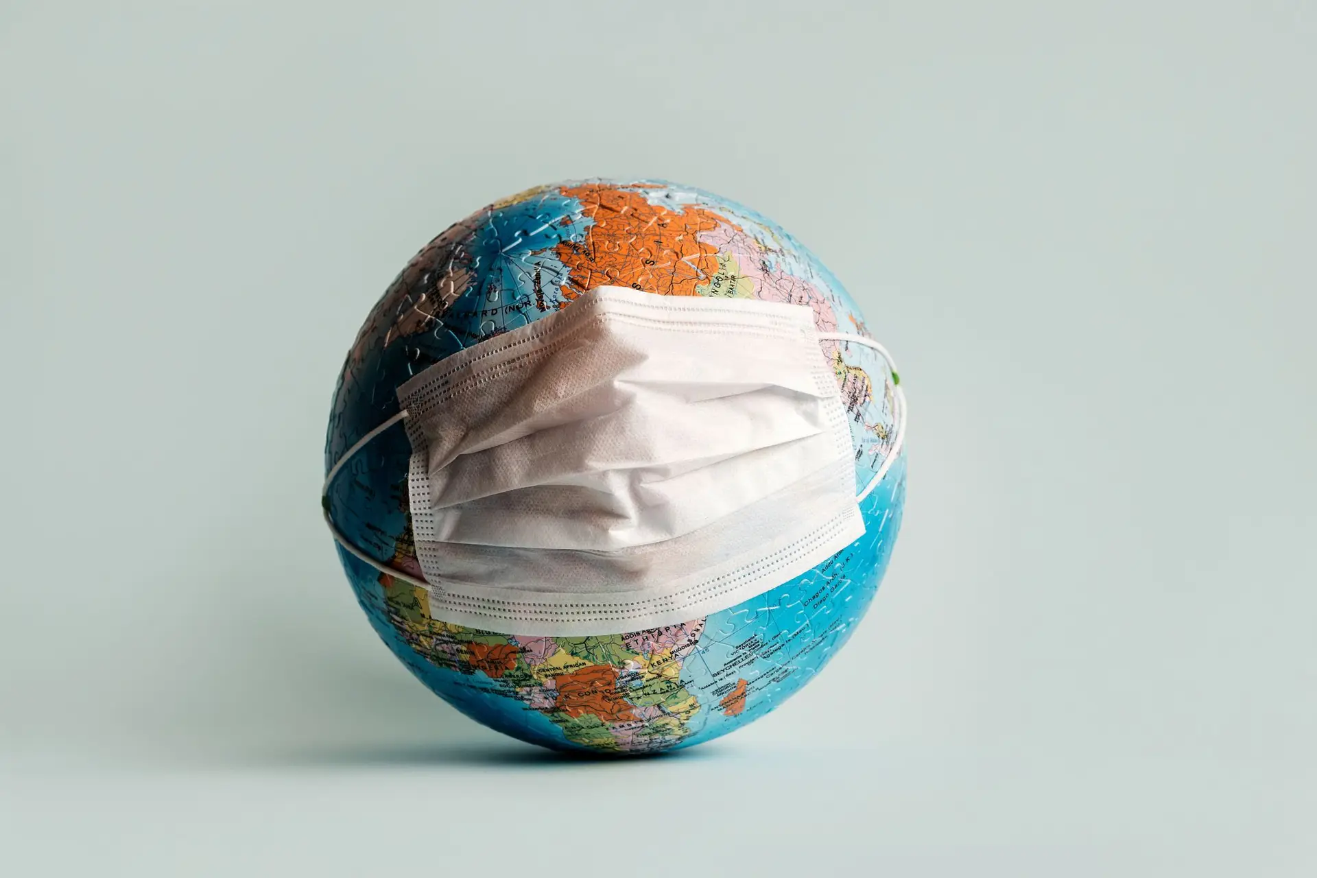 Fim do uso da máscara pelo mundo: os países que já deixaram cair a medida