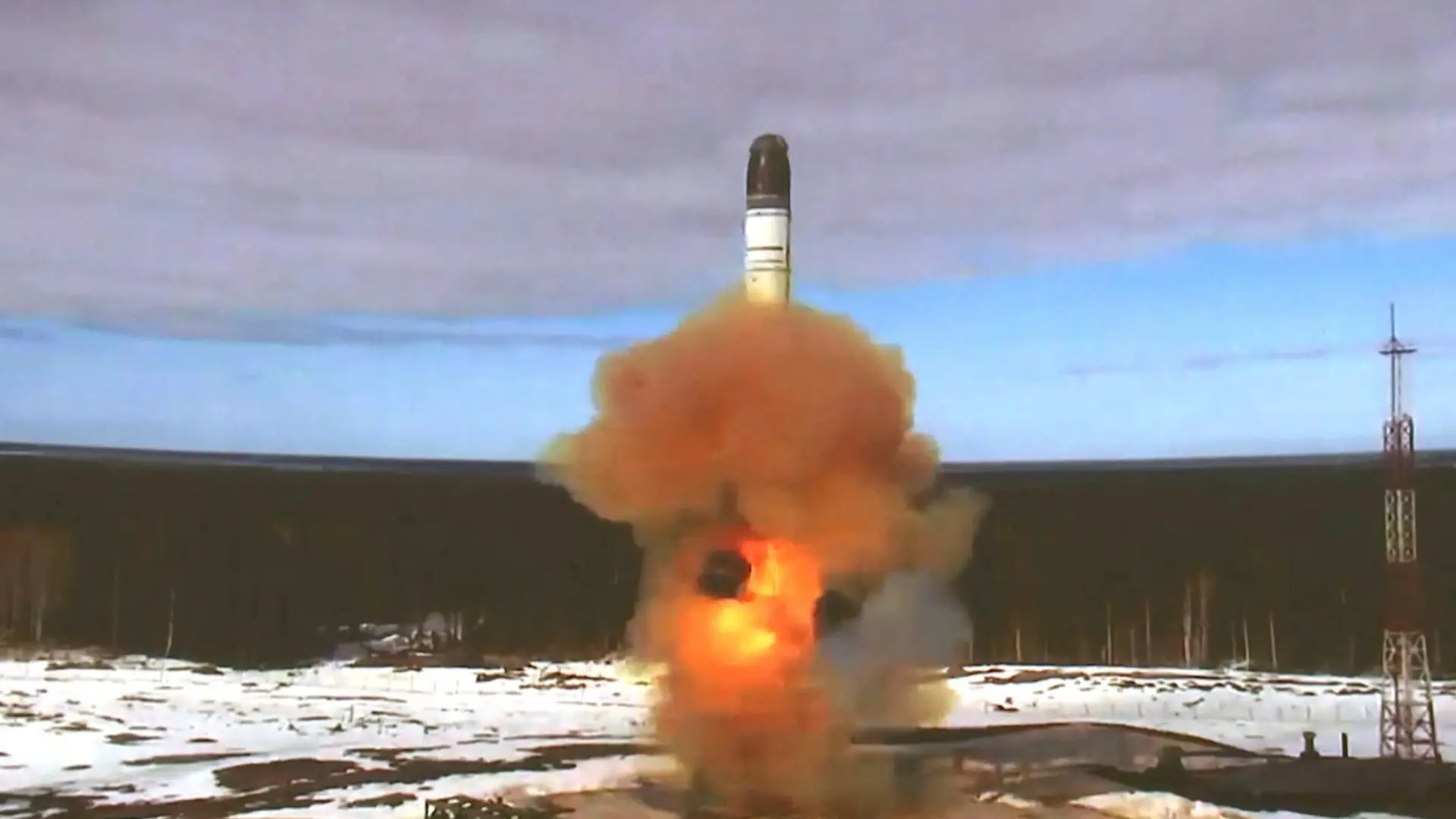 Guerra na Ucrânia: Rússia testa novo míssil intercontinental com capacidade nuclear