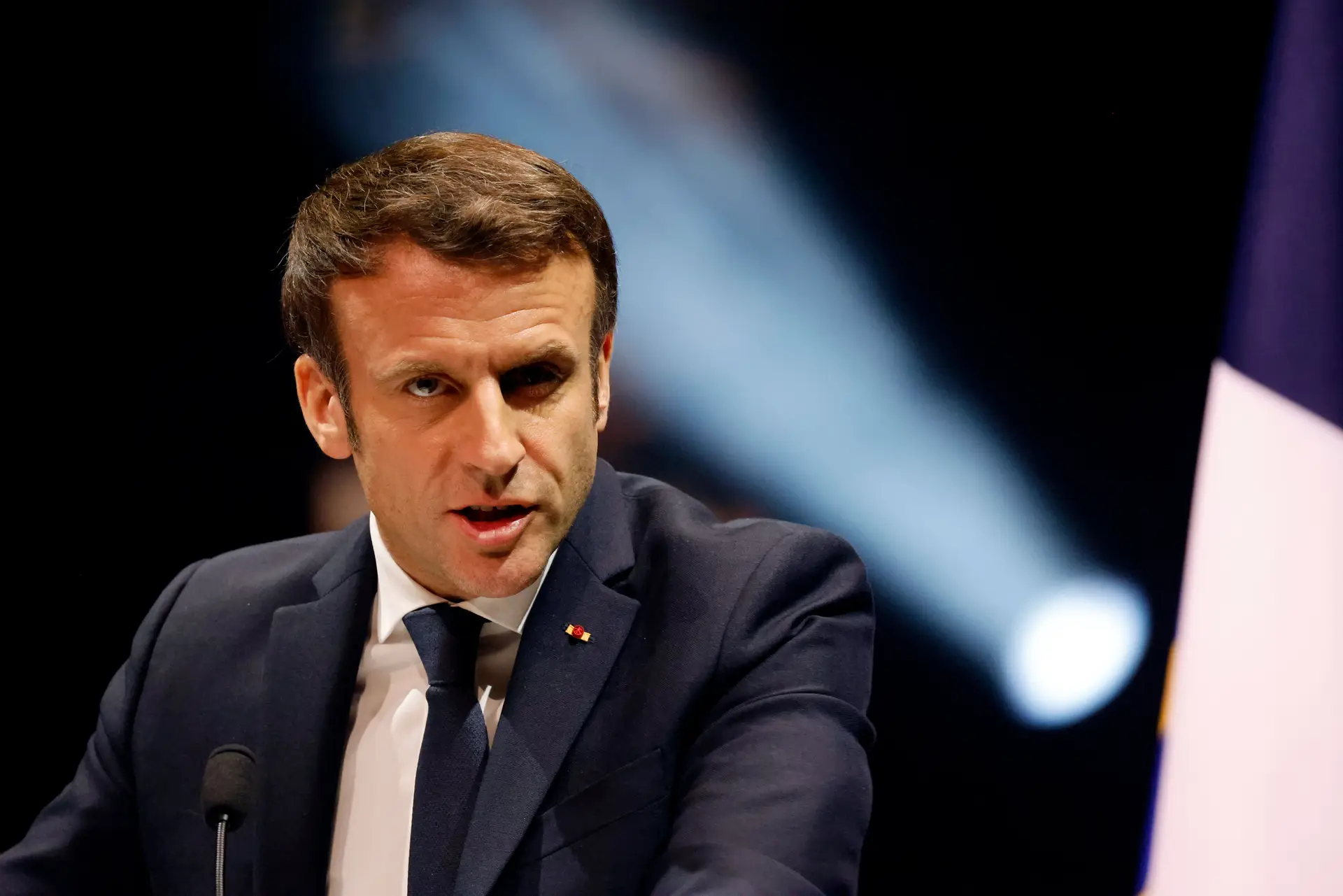 Guerra na Ucrânia: Macron insta Putin a mostrar-se “responsável”